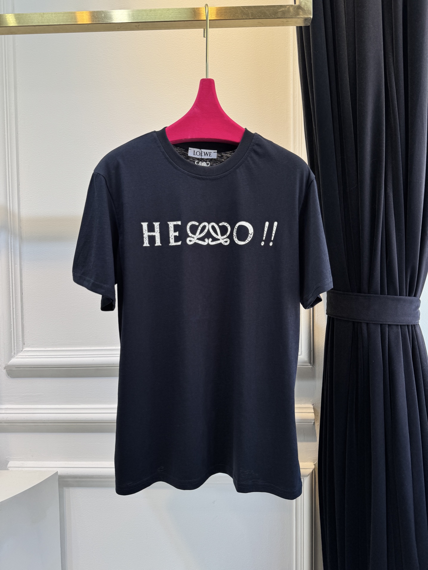 LOE* T恤印有“HELLO！”字样，其中“LL”被替换为LOEWE经典的Anagram交织花纹，将品