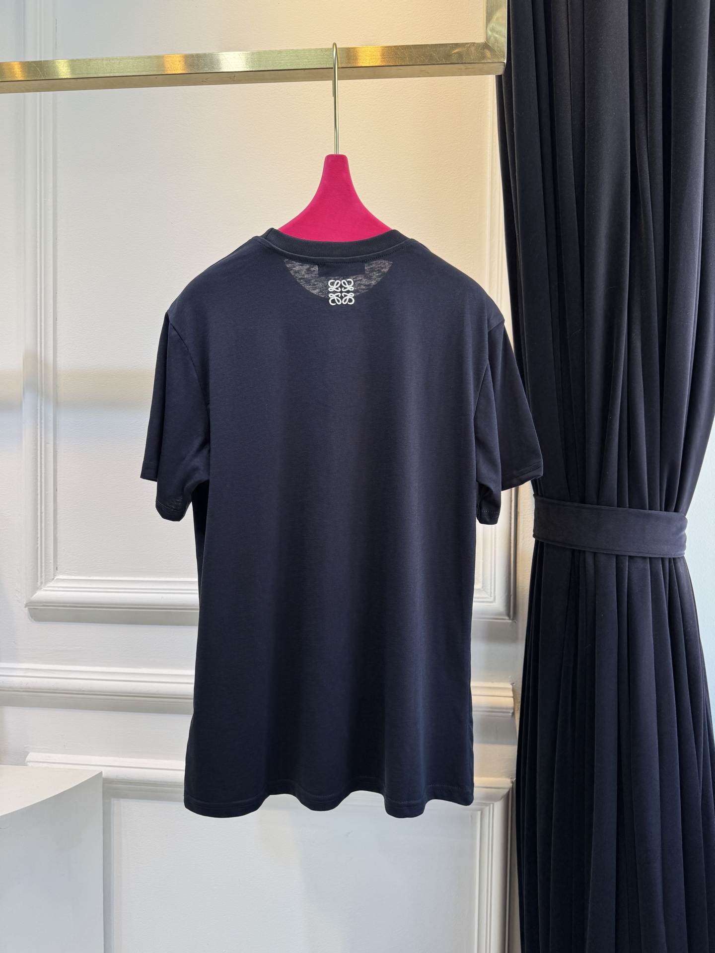 LOE* T恤印有“HELLO！”字样，其中“LL”被替换为LOEWE经典的Anagram交织花纹，将品