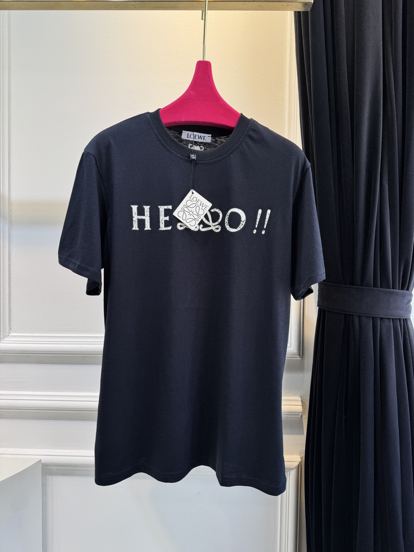 LOE* T恤印有“HELLO！”字样，其中“LL”被替换为LOEWE经典的Anagram交织花纹，将品