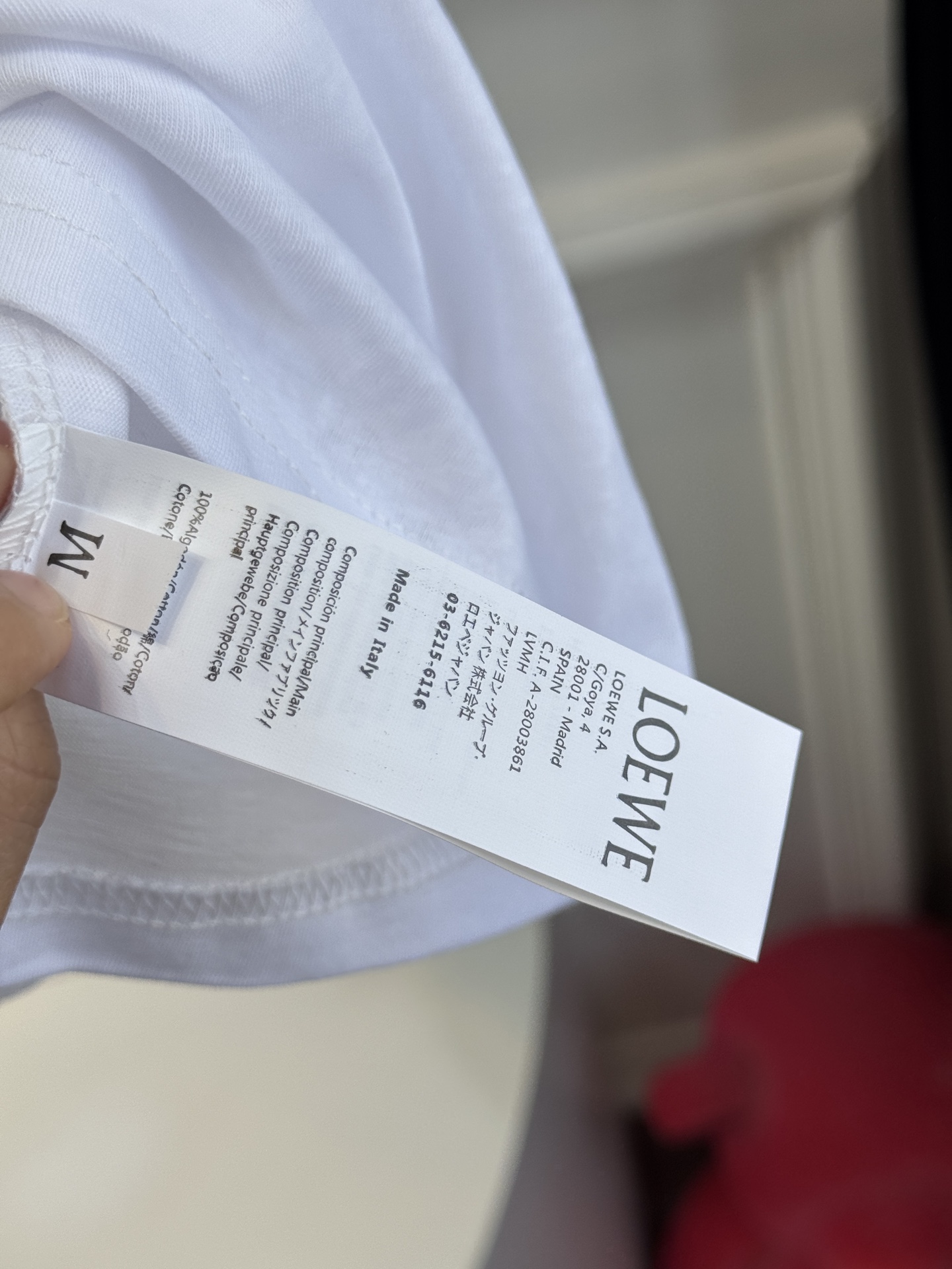 LOE* T恤印有“HELLO！”字样，其中“LL”被替换为LOEWE经典的Anagram交织花纹，将品