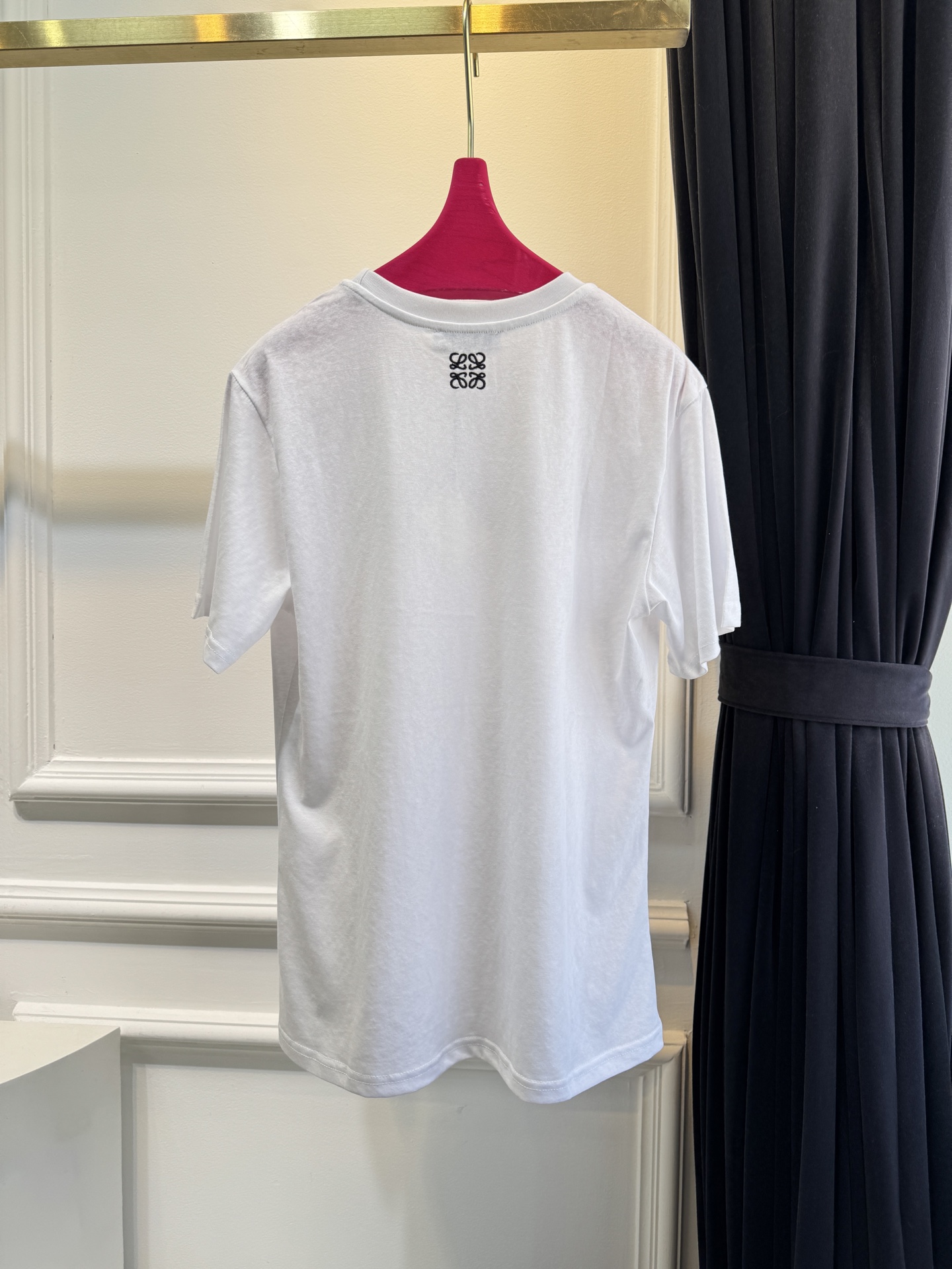 LOE* T恤印有“HELLO！”字样，其中“LL”被替换为LOEWE经典的Anagram交织花纹，将品