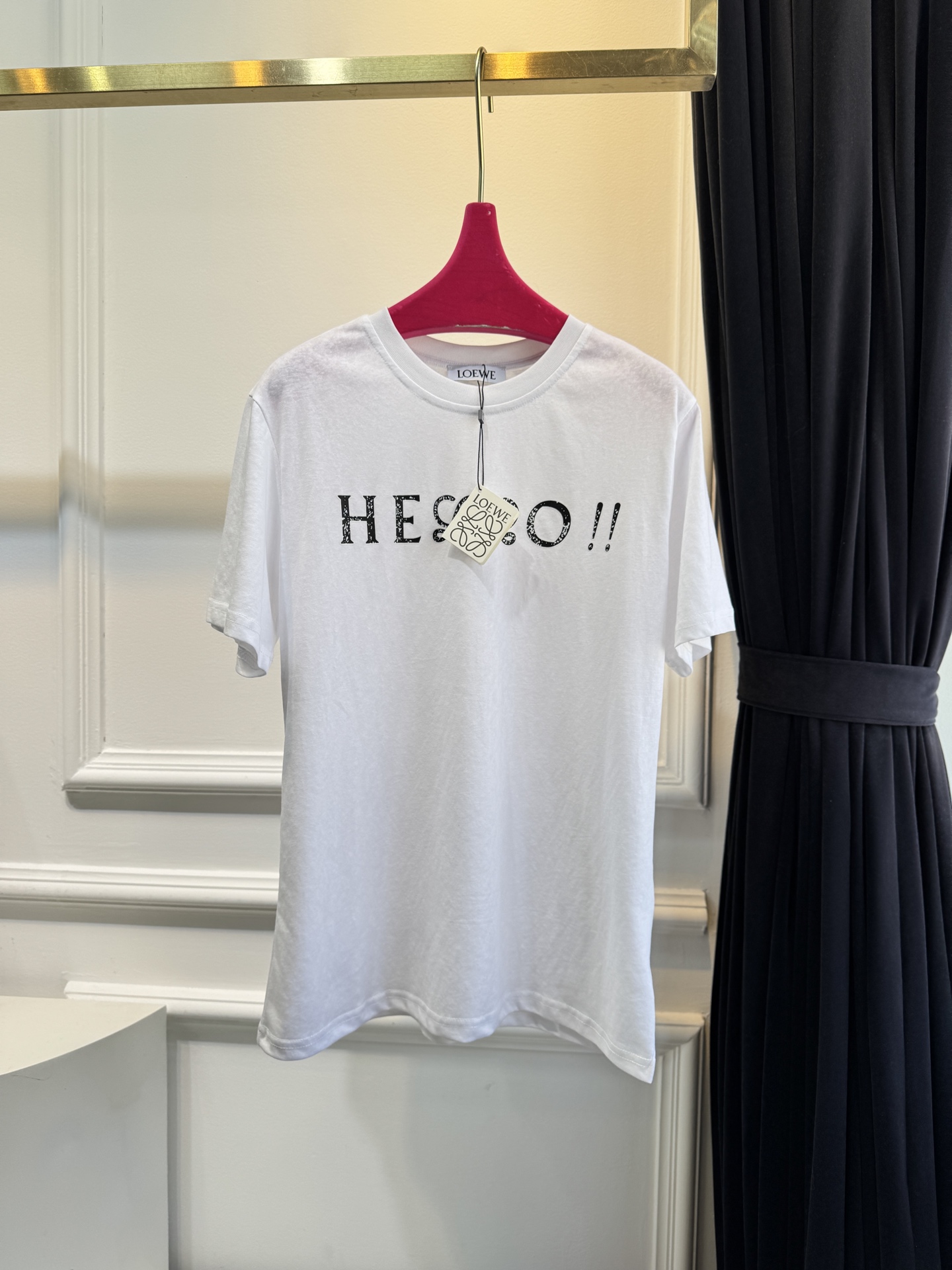 LOE* T恤印有“HELLO！”字样，其中“LL”被替换为LOEWE经典的Anagram交织花纹，将品