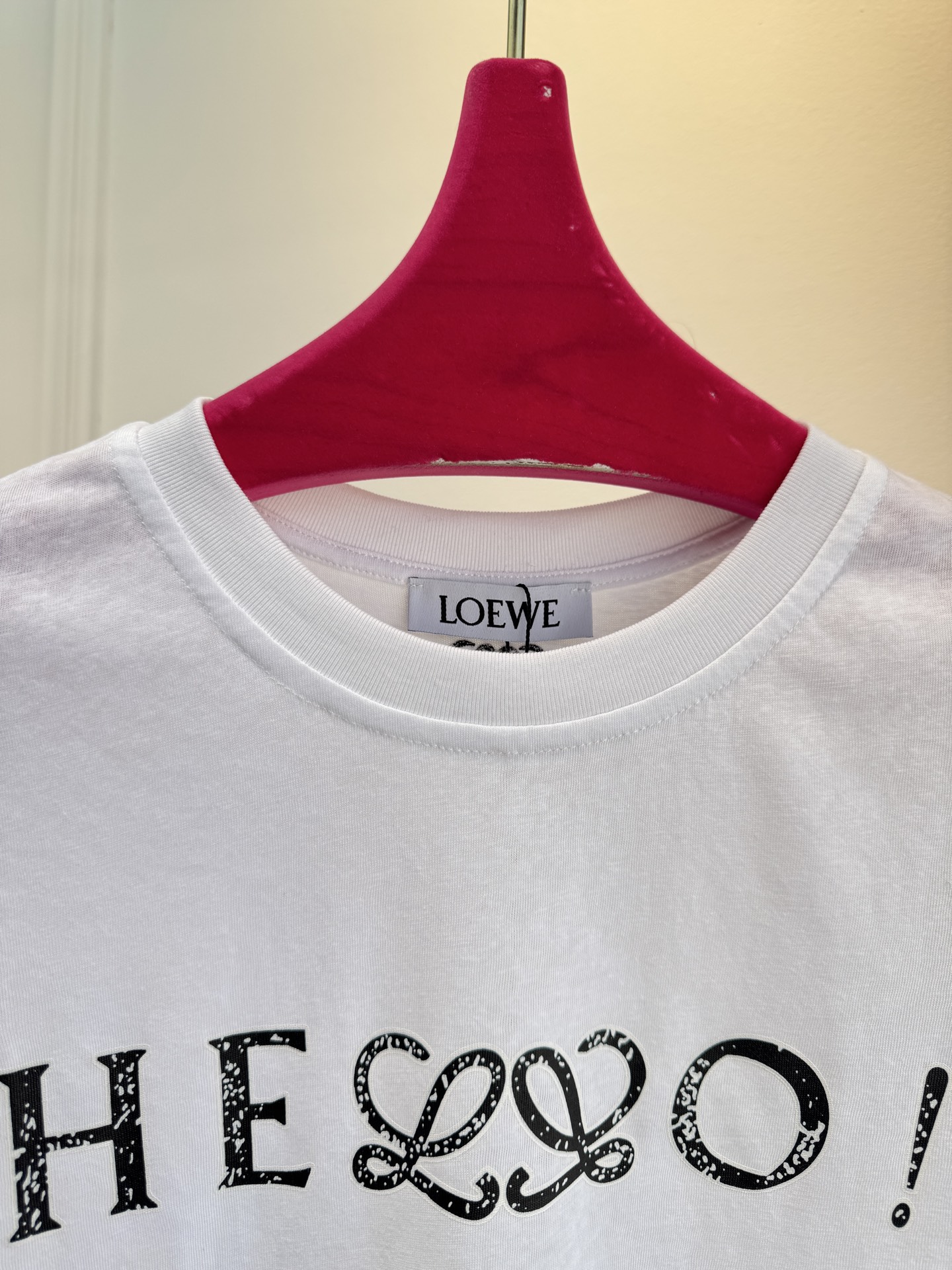LOE* T恤印有“HELLO！”字样，其中“LL”被替换为LOEWE经典的Anagram交织花纹，将品