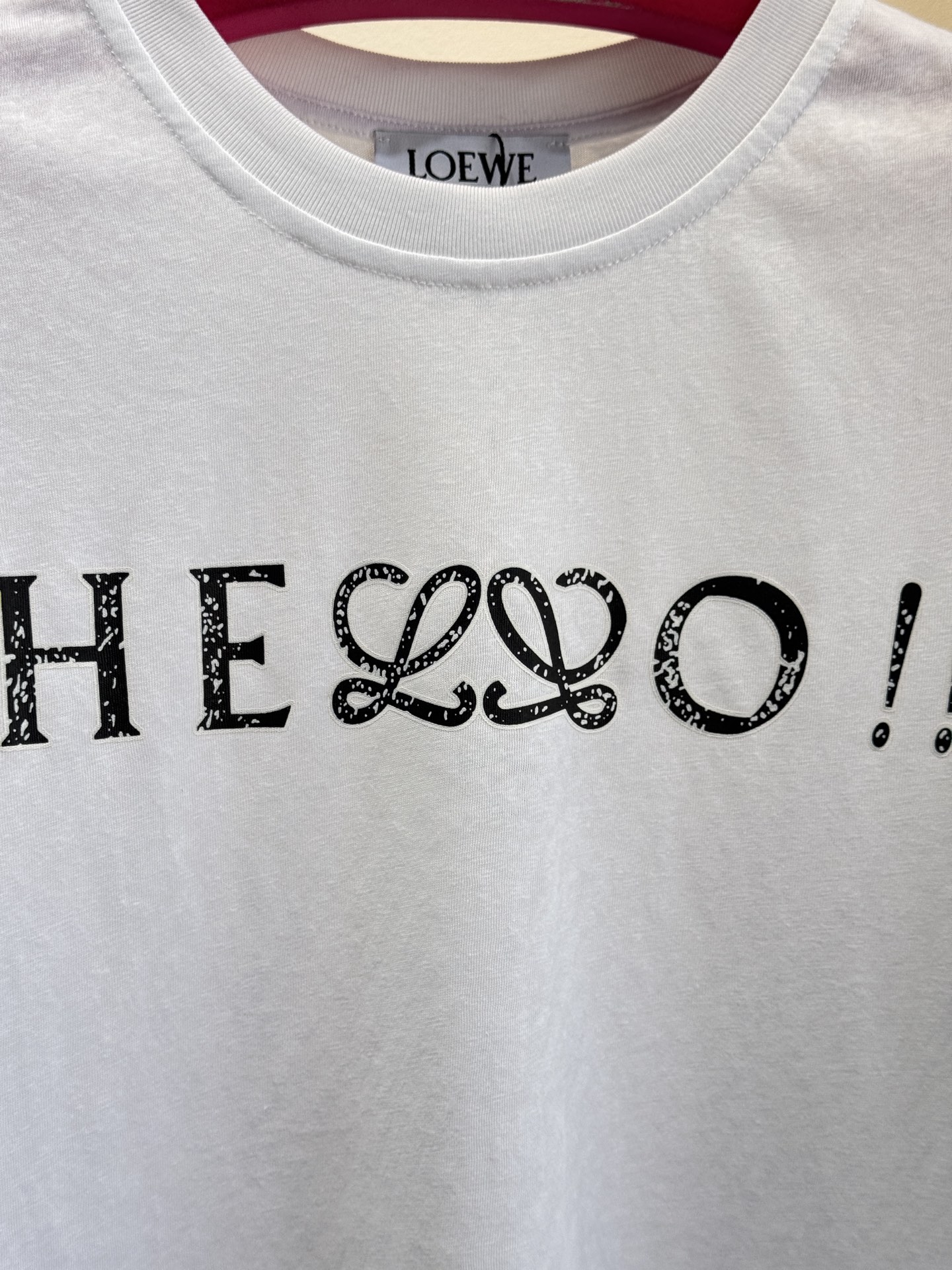 LOE* T恤印有“HELLO！”字样，其中“LL”被替换为LOEWE经典的Anagram交织花纹，将品