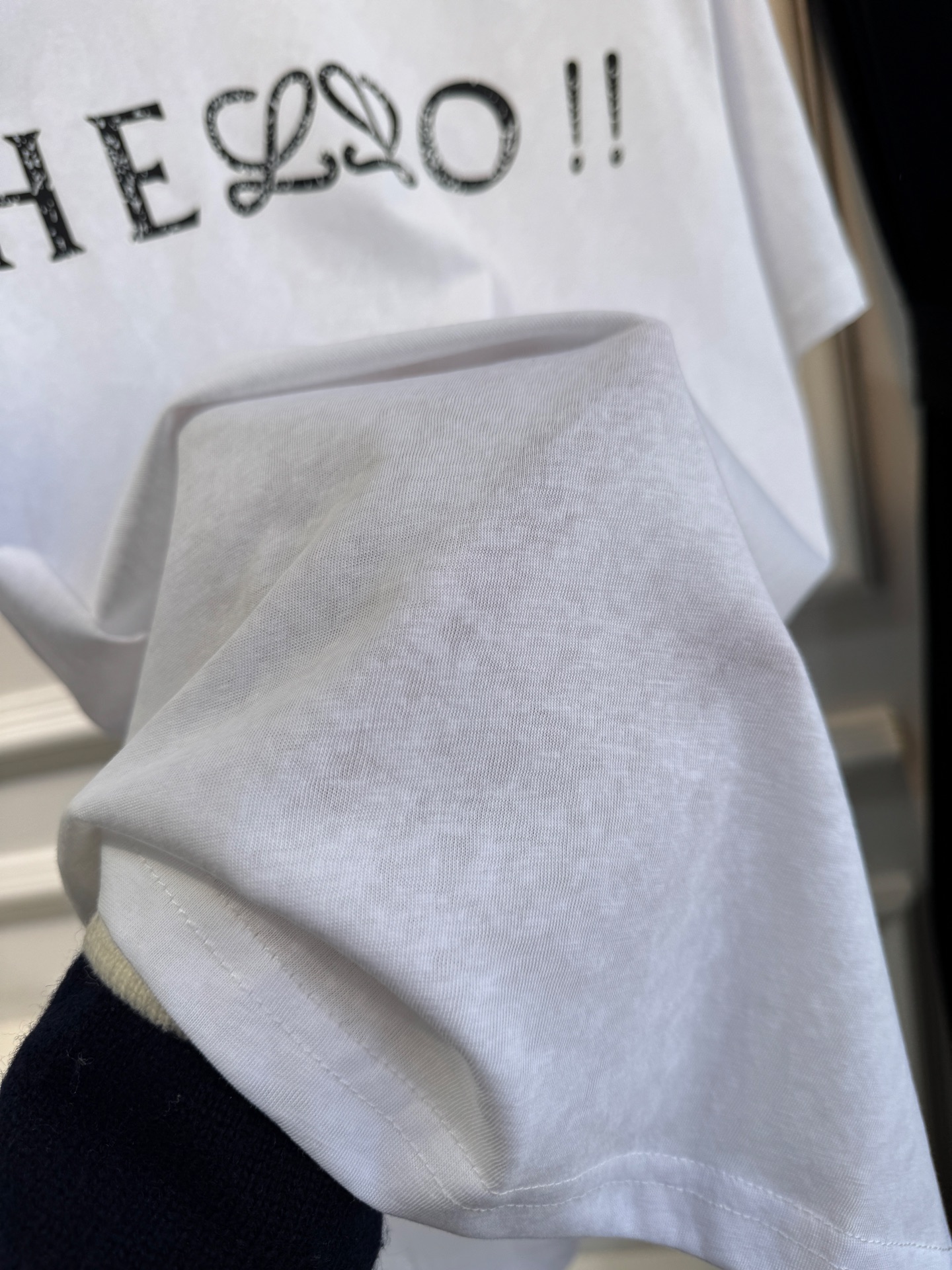 LOE* T恤印有“HELLO！”字样，其中“LL”被替换为LOEWE经典的Anagram交织花纹，将品