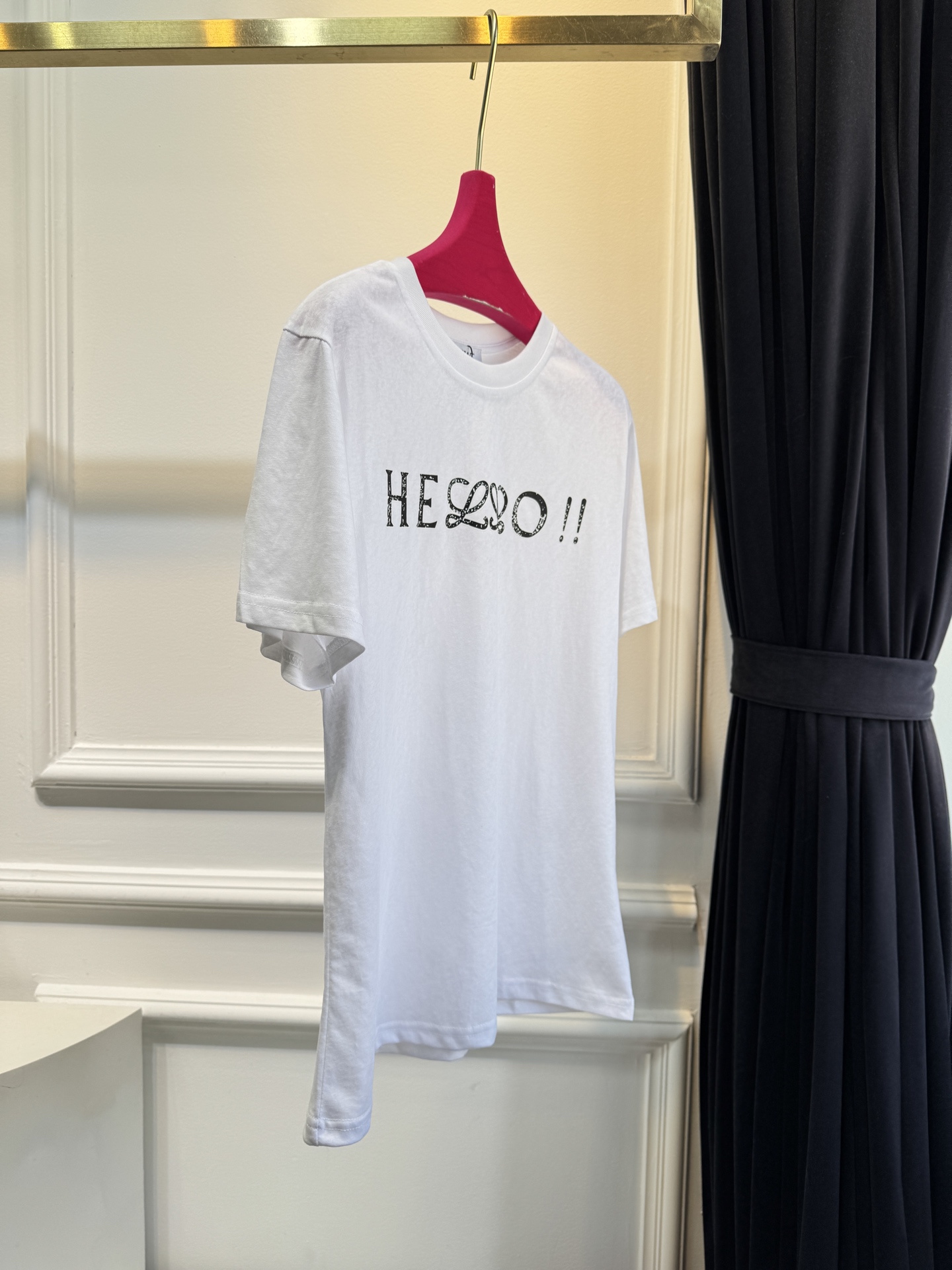 LOE* T恤印有“HELLO！”字样，其中“LL”被替换为LOEWE经典的Anagram交织花纹，将品