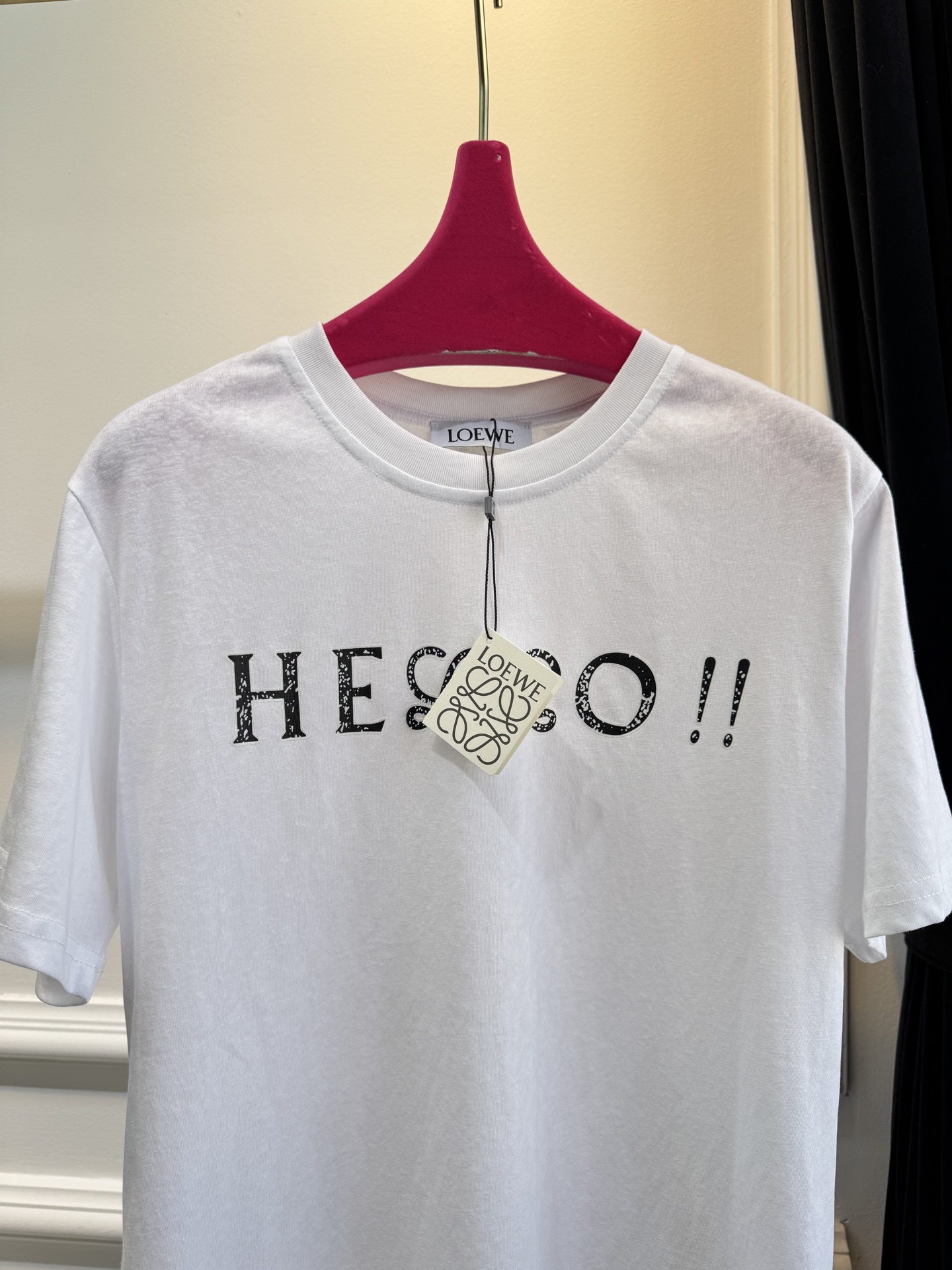LOE* T恤印有“HELLO！”字样，其中“LL”被替换为LOEWE经典的Anagram交织花纹，将品