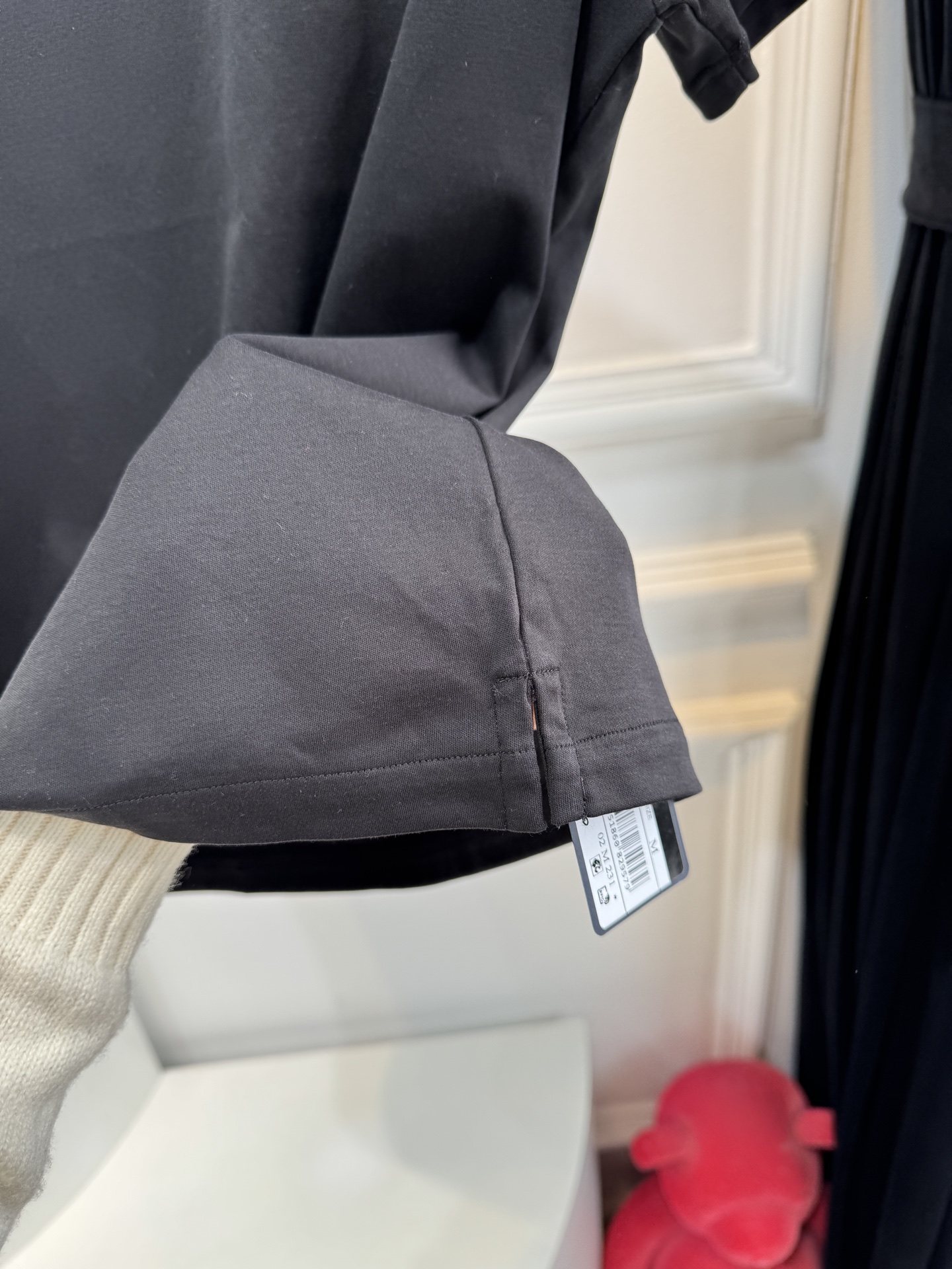 Prad*三角标圆领短袖T恤，胸前正下方的金属三角徽标是Prada的经典标识，采用品牌专属的金属材质与浮