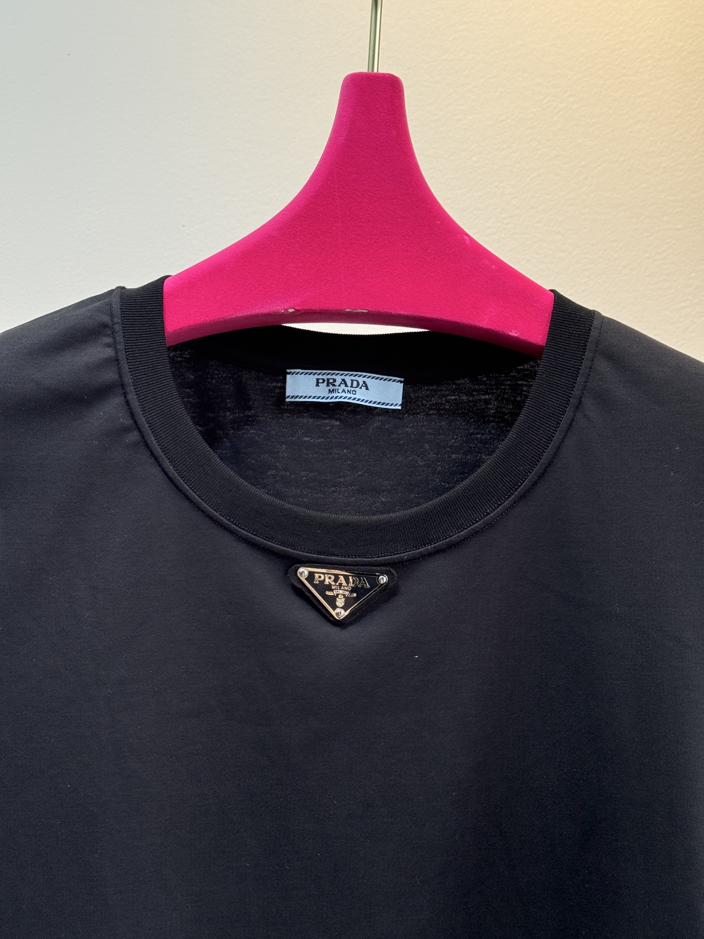 Prad*三角标圆领短袖T恤，胸前正下方的金属三角徽标是Prada的经典标识，采用品牌专属的金属材质与浮