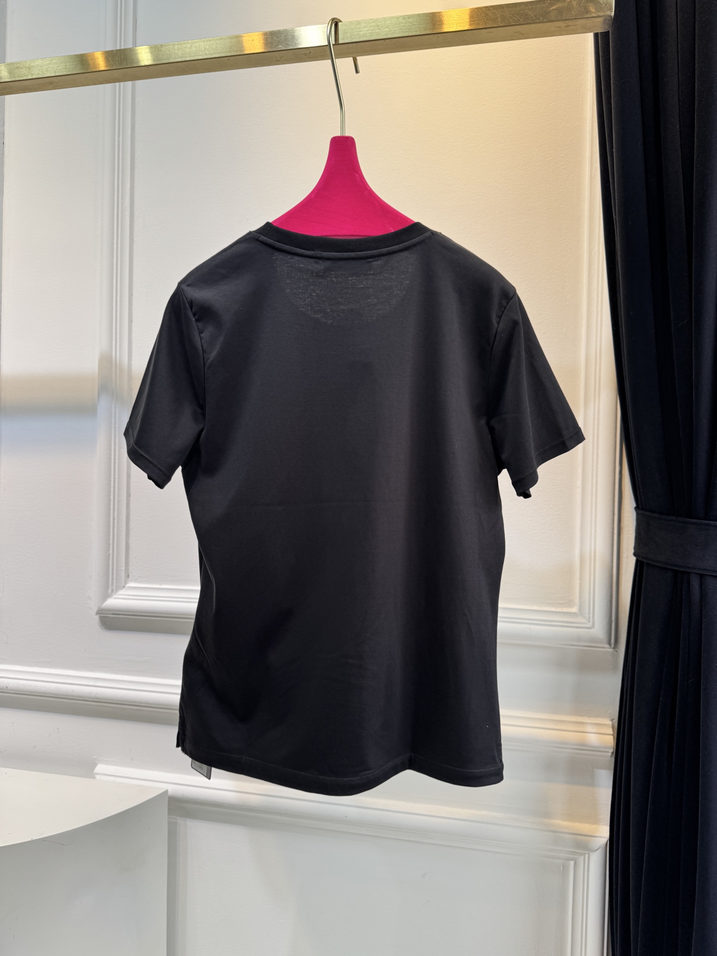 Prad*三角标圆领短袖T恤，胸前正下方的金属三角徽标是Prada的经典标识，采用品牌专属的金属材质与浮