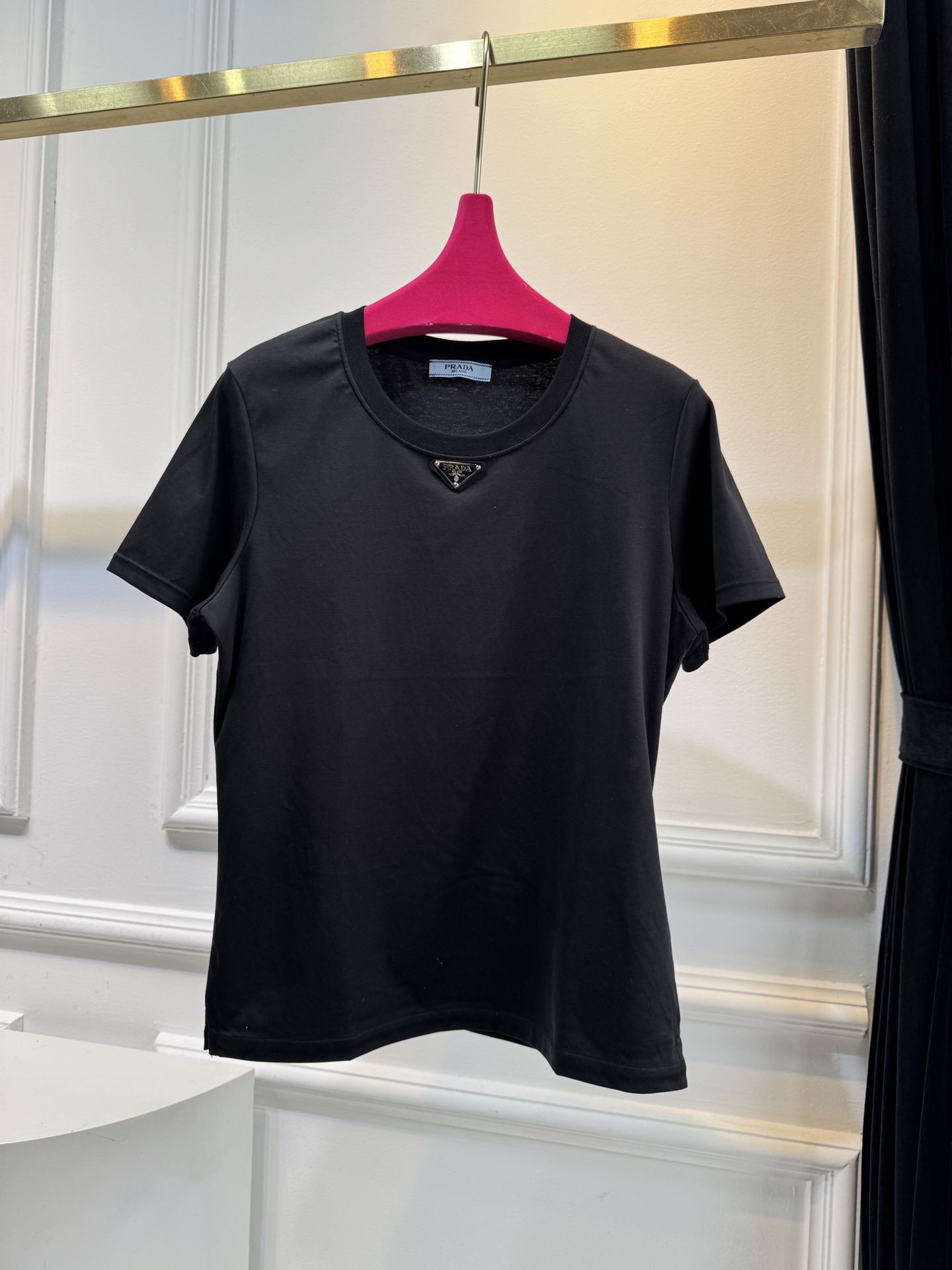 Prad*三角标圆领短袖T恤，胸前正下方的金属三角徽标是Prada的经典标识，采用品牌专属的金属材质与浮