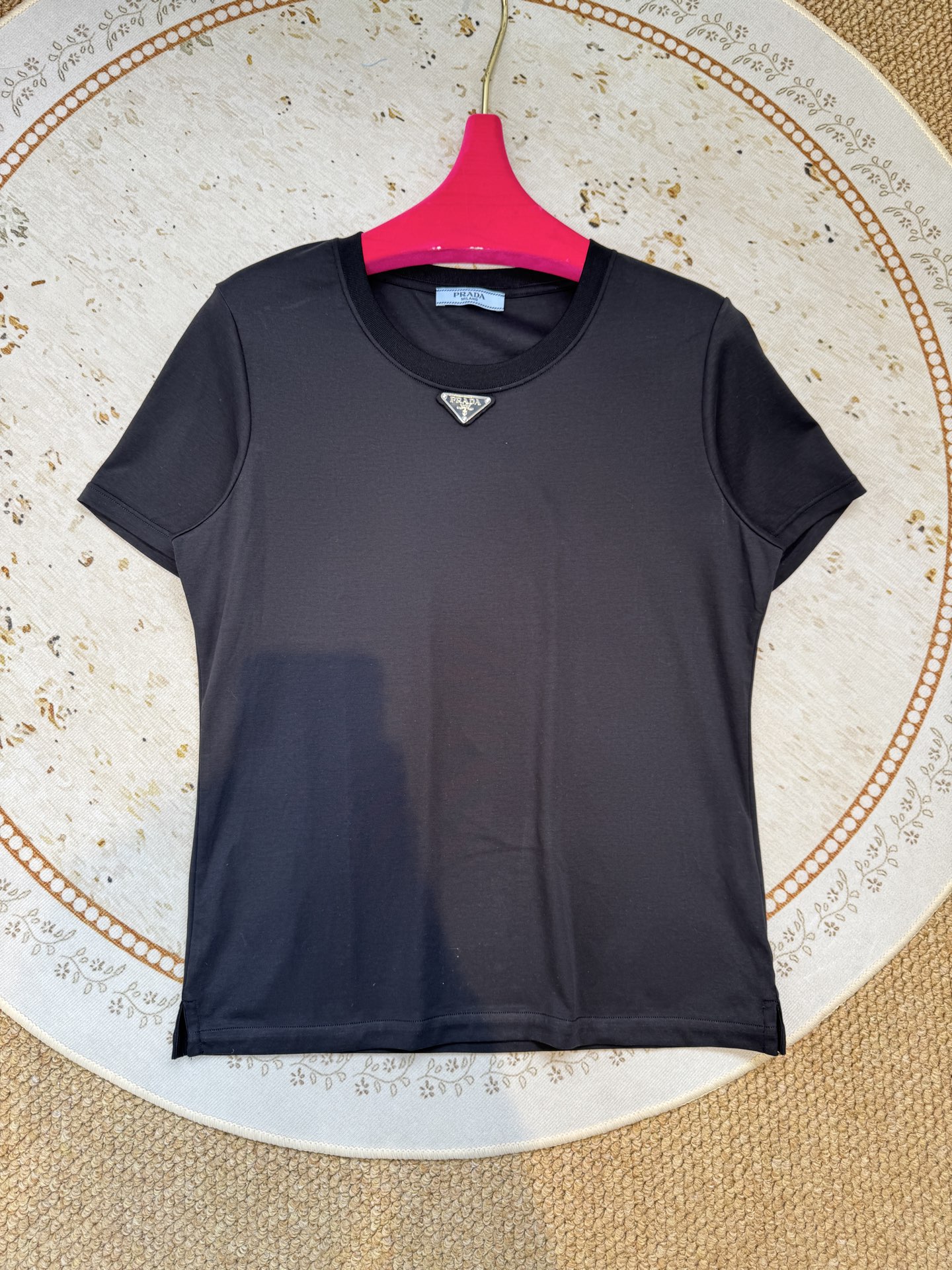 Prad*三角标圆领短袖T恤，胸前正下方的金属三角徽标是Prada的经典标识，采用品牌专属的金属材质与浮