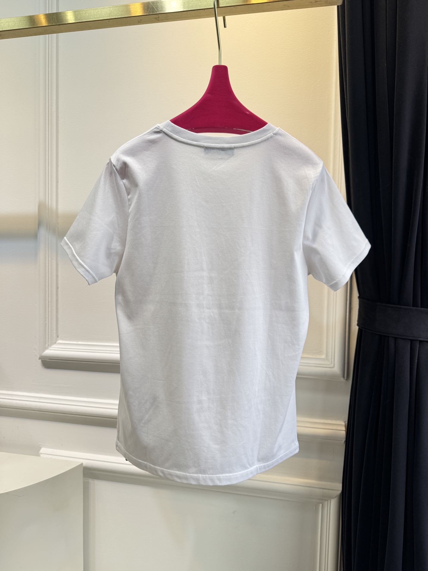 Prad*三角标圆领短袖T恤，胸前正下方的金属三角徽标是Prada的经典标识，采用品牌专属的金属材质与浮