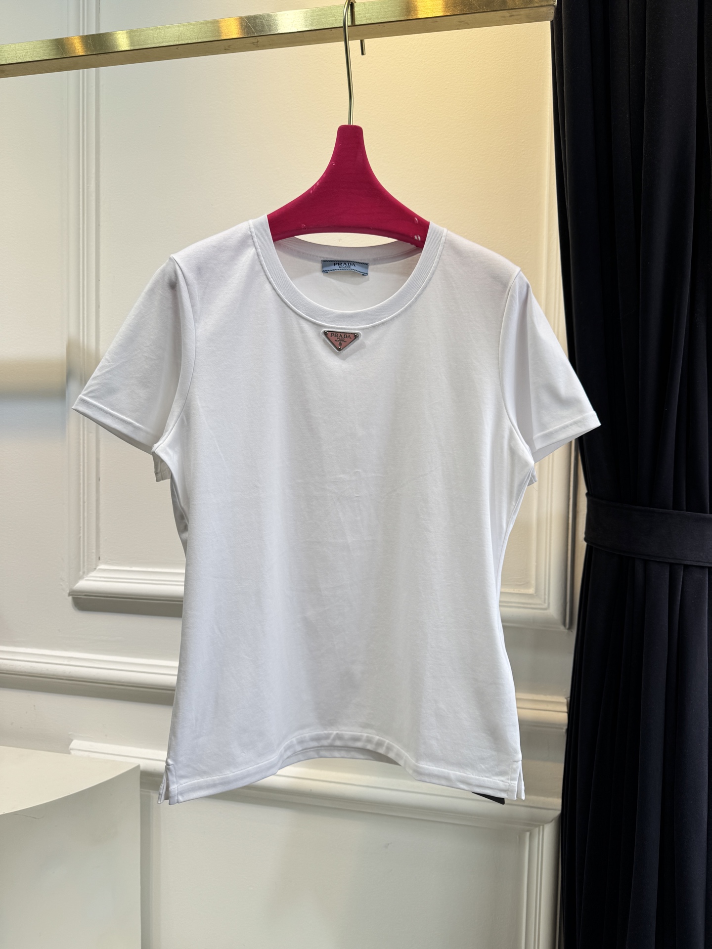 Prad*三角标圆领短袖T恤，胸前正下方的金属三角徽标是Prada的经典标识，采用品牌专属的金属材质与浮