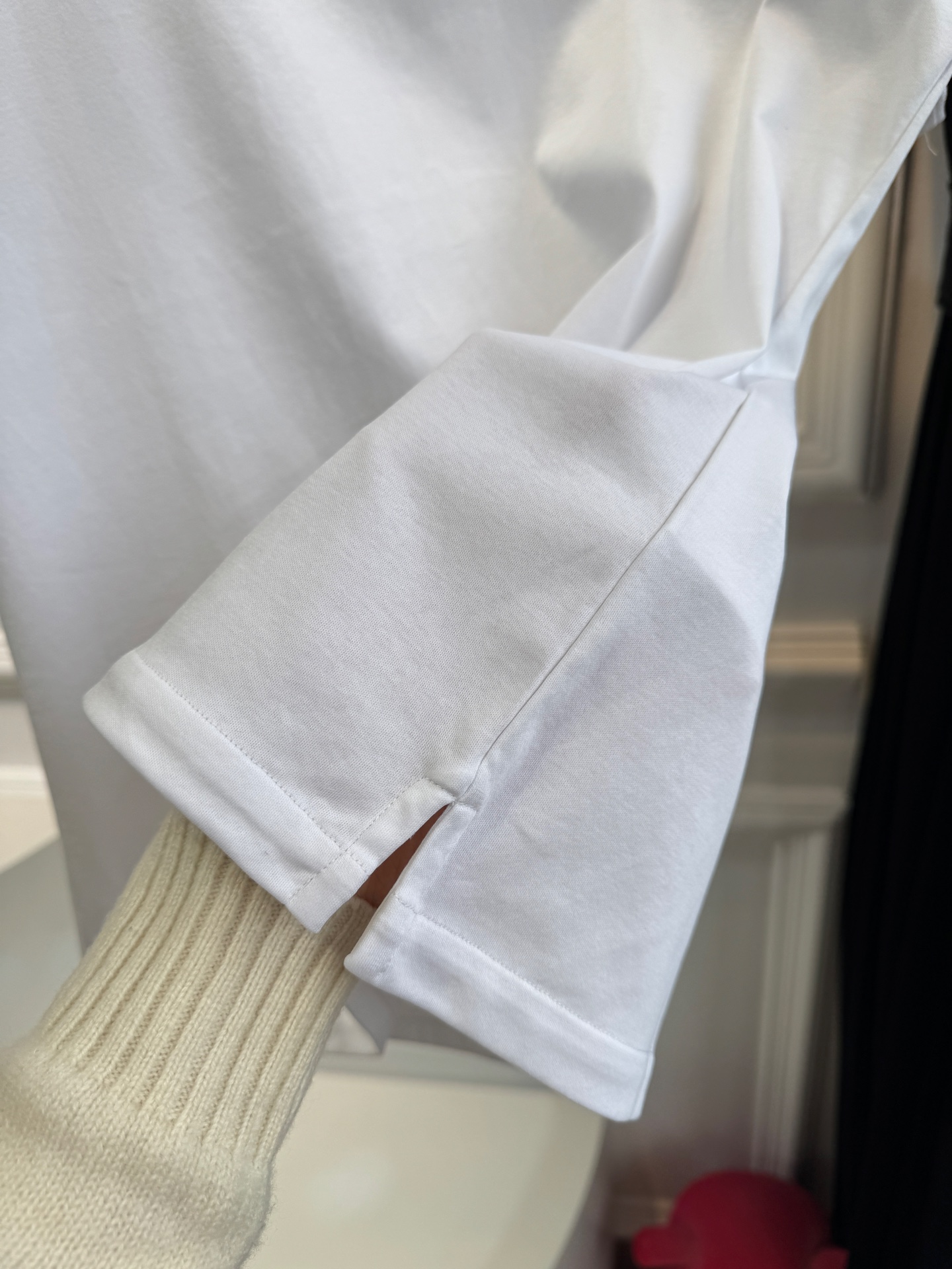 Prad*三角标圆领短袖T恤，胸前正下方的金属三角徽标是Prada的经典标识，采用品牌专属的金属材质与浮