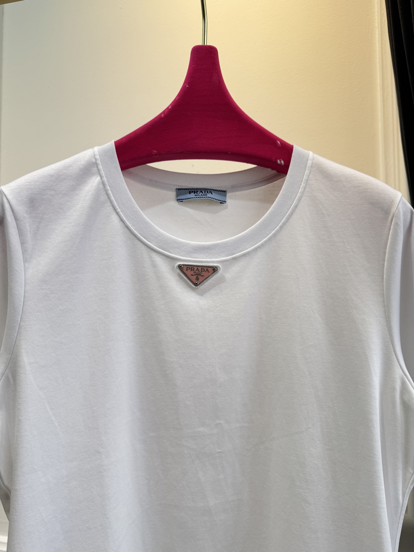 Prad*三角标圆领短袖T恤，胸前正下方的金属三角徽标是Prada的经典标识，采用品牌专属的金属材质与浮