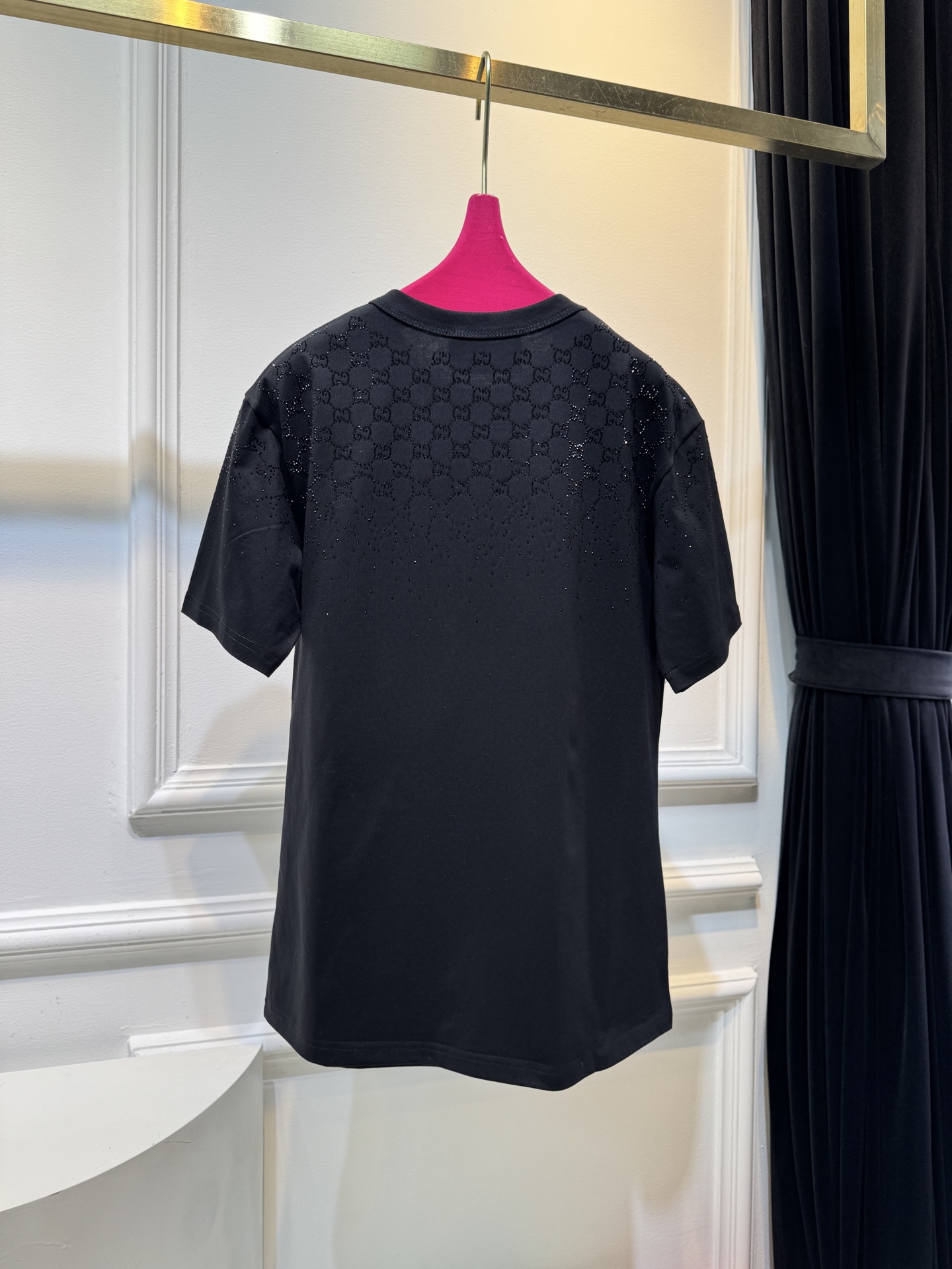 Gucc* GG烫钻短袖T恤采用满印双G图案结合烫钻工艺，从领口向下呈现由密到疏的渐变效果，视觉上有层次