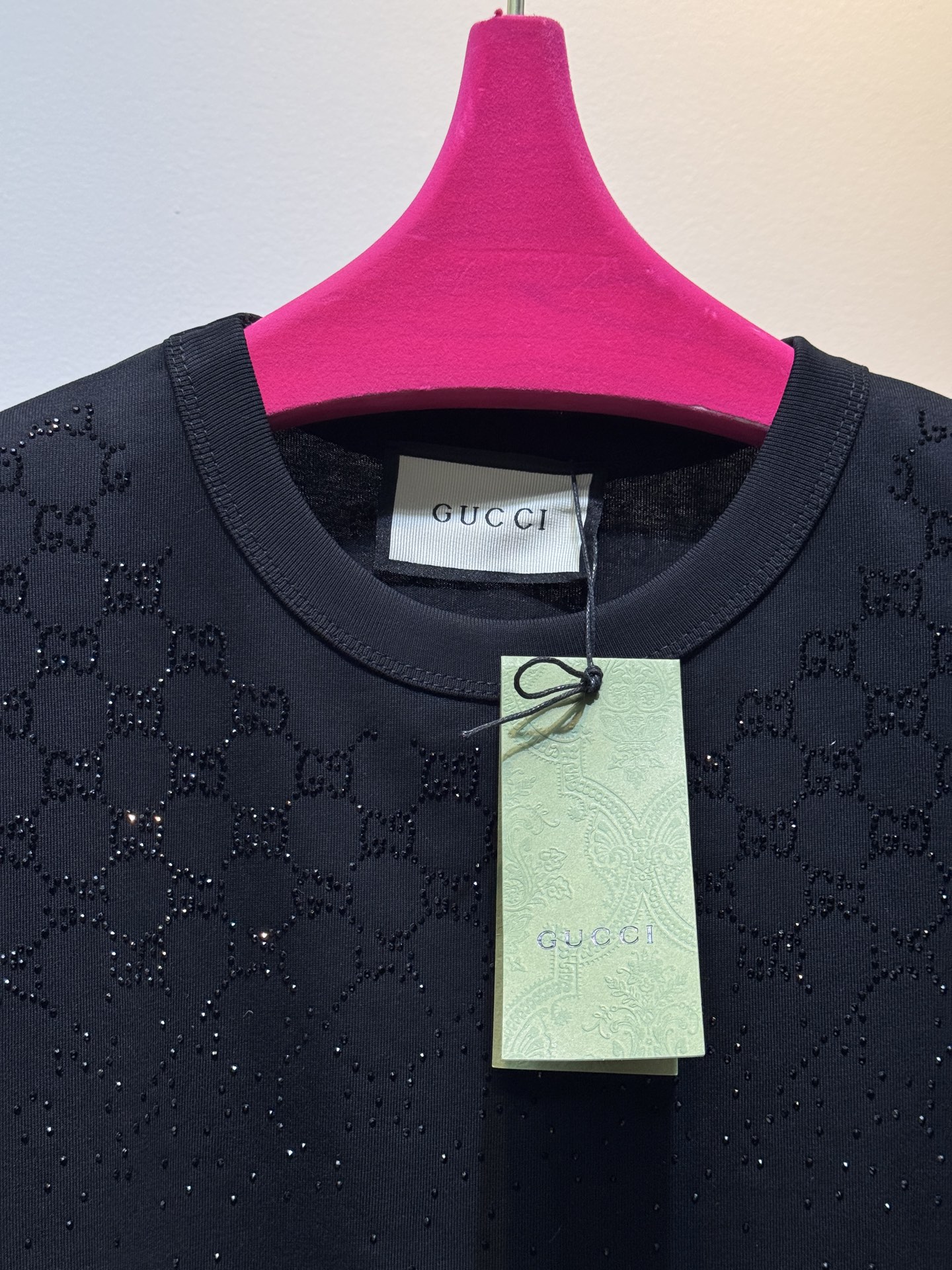 Gucc* GG烫钻短袖T恤采用满印双G图案结合烫钻工艺，从领口向下呈现由密到疏的渐变效果，视觉上有层次