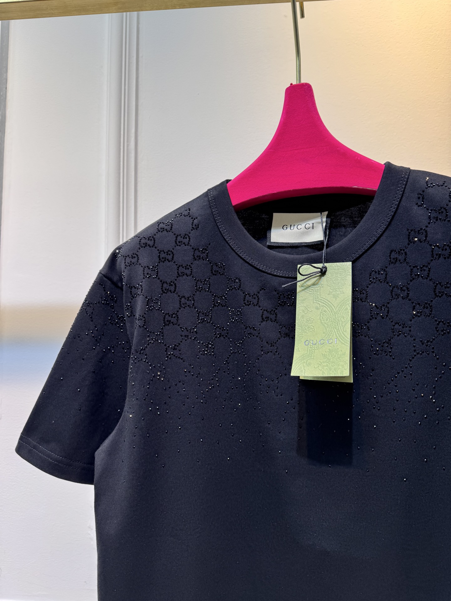 Gucc* GG烫钻短袖T恤采用满印双G图案结合烫钻工艺，从领口向下呈现由密到疏的渐变效果，视觉上有层次