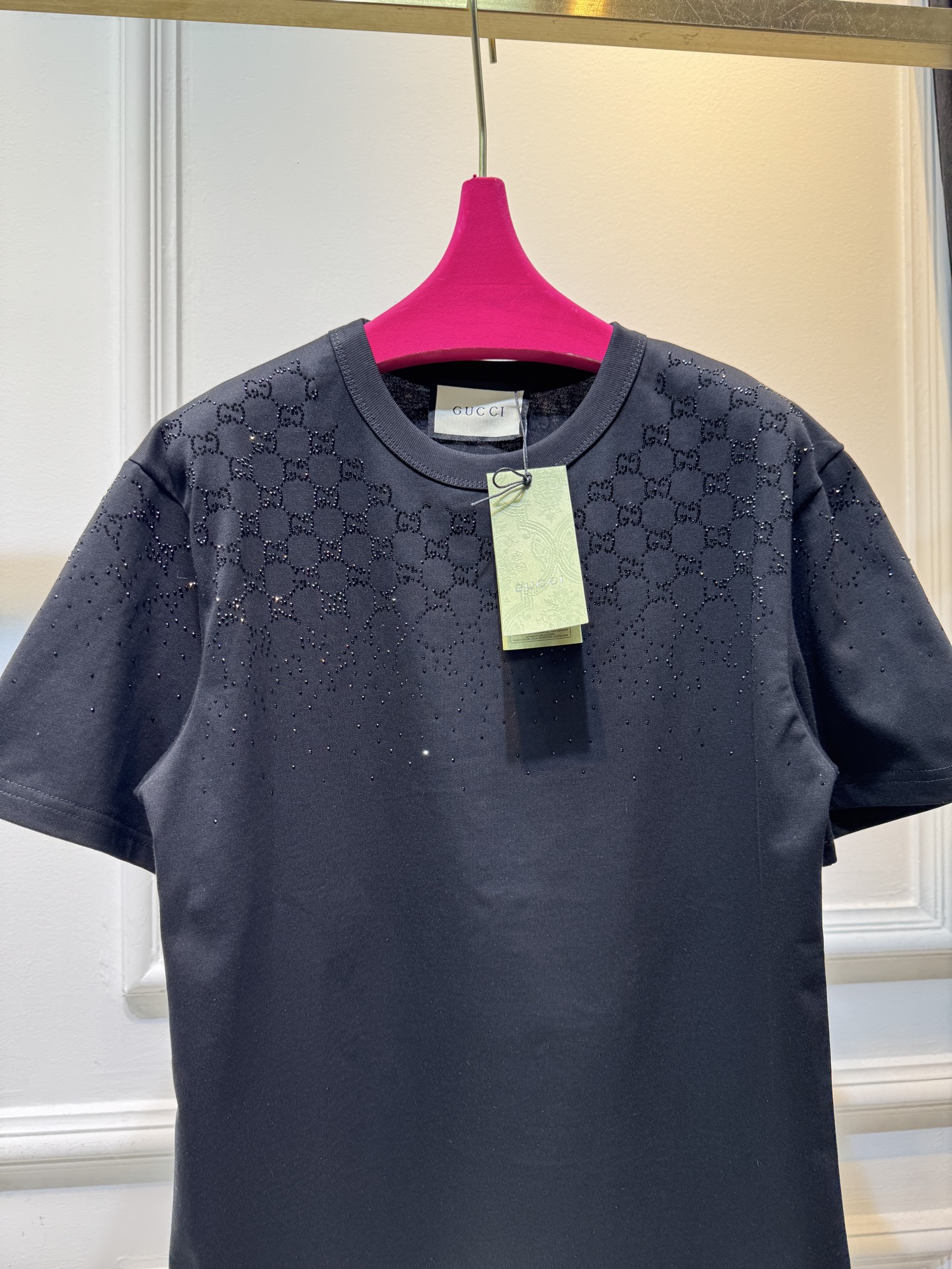 Gucc* GG烫钻短袖T恤采用满印双G图案结合烫钻工艺，从领口向下呈现由密到疏的渐变效果，视觉上有层次