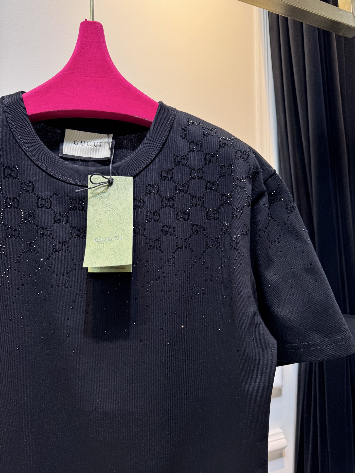 Gucc* GG烫钻短袖T恤采用满印双G图案结合烫钻工艺，从领口向下呈现由密到疏的渐变效果，视觉上有层次