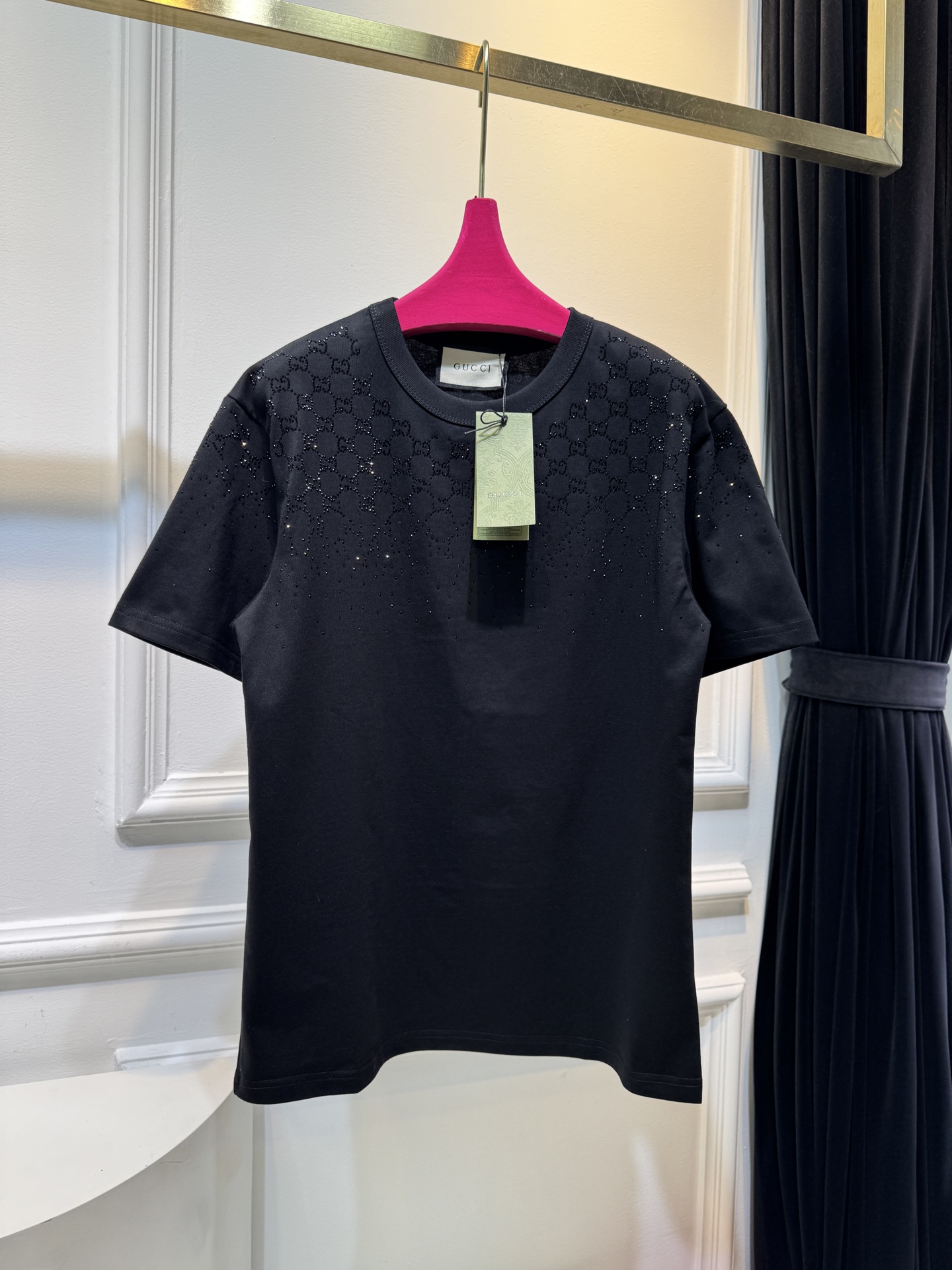 Gucc* GG烫钻短袖T恤采用满印双G图案结合烫钻工艺，从领口向下呈现由密到疏的渐变效果，视觉上有层次
