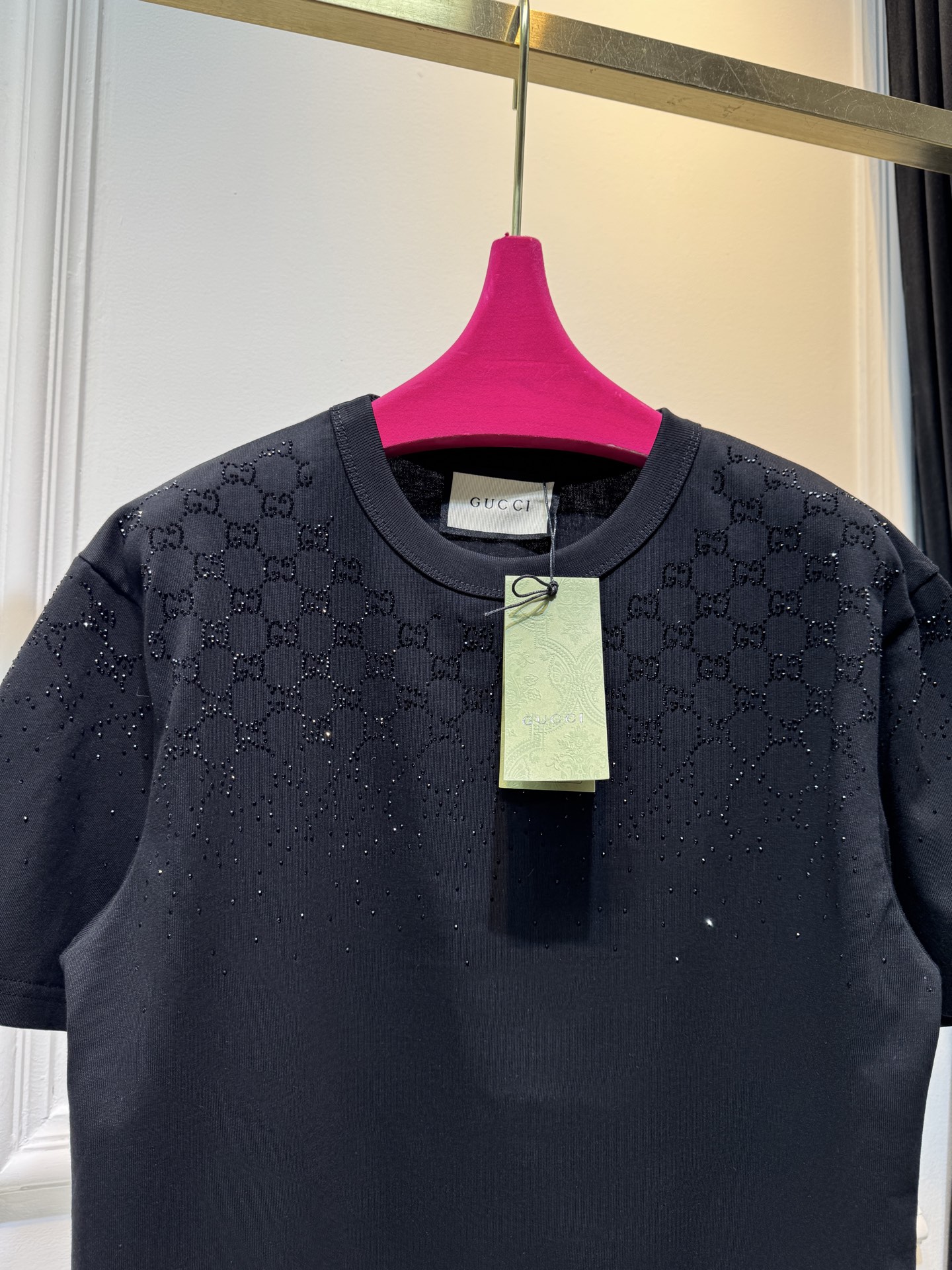 Gucc* GG烫钻短袖T恤采用满印双G图案结合烫钻工艺，从领口向下呈现由密到疏的渐变效果，视觉上有层次