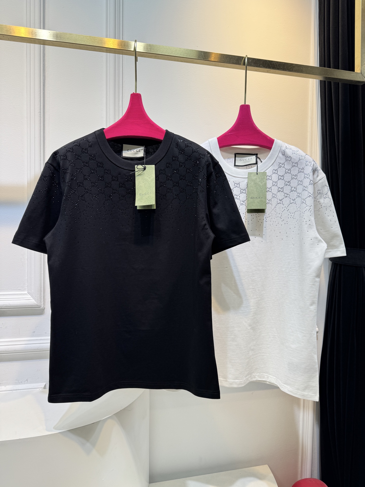 Gucc* GG烫钻短袖T恤采用满印双G图案结合烫钻工艺，从领口向下呈现由密到疏的渐变效果，视觉上有层次