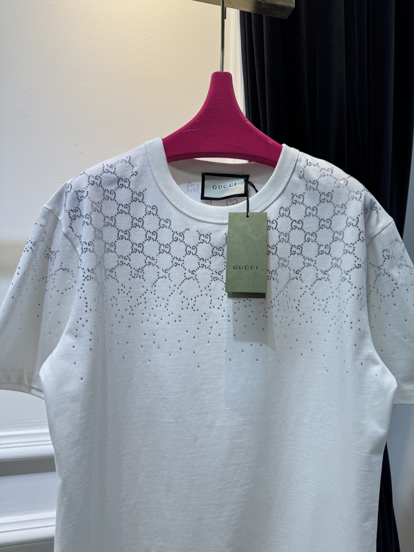 Gucc* GG烫钻短袖T恤采用满印双G图案结合烫钻工艺，从领口向下呈现由密到疏的渐变效果，视觉上有层次