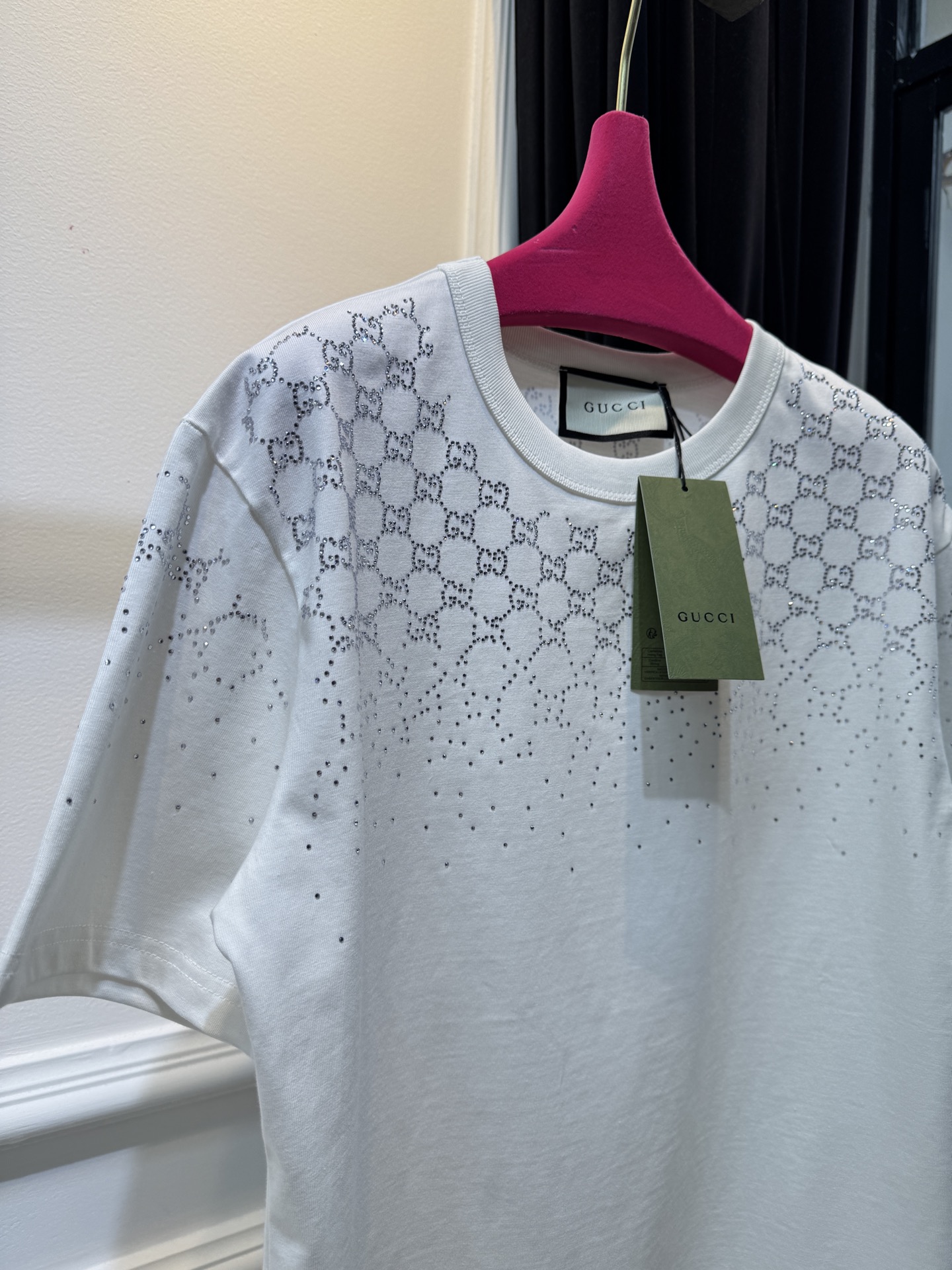 Gucc* GG烫钻短袖T恤采用满印双G图案结合烫钻工艺，从领口向下呈现由密到疏的渐变效果，视觉上有层次