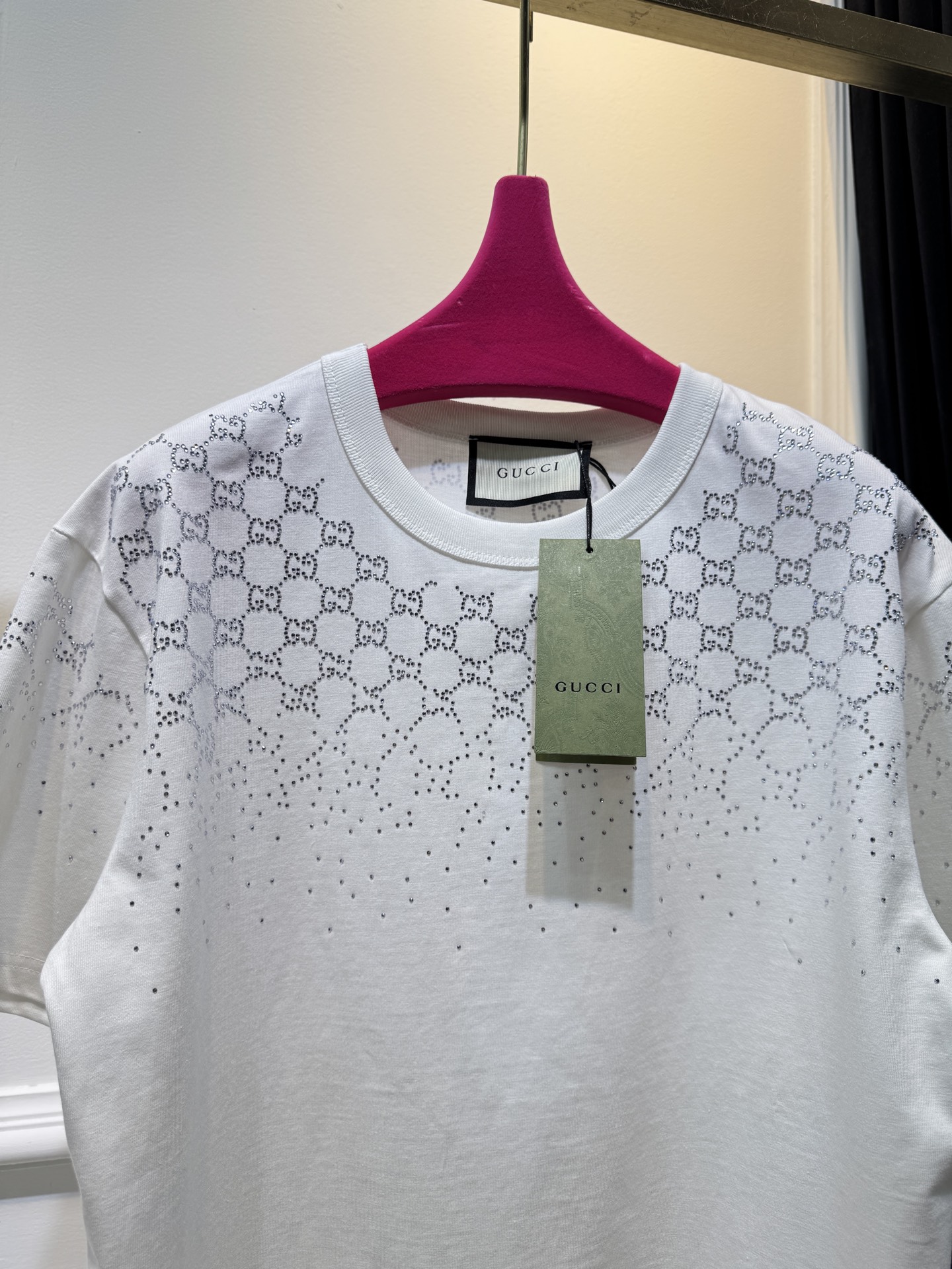 Gucc* GG烫钻短袖T恤采用满印双G图案结合烫钻工艺，从领口向下呈现由密到疏的渐变效果，视觉上有层次