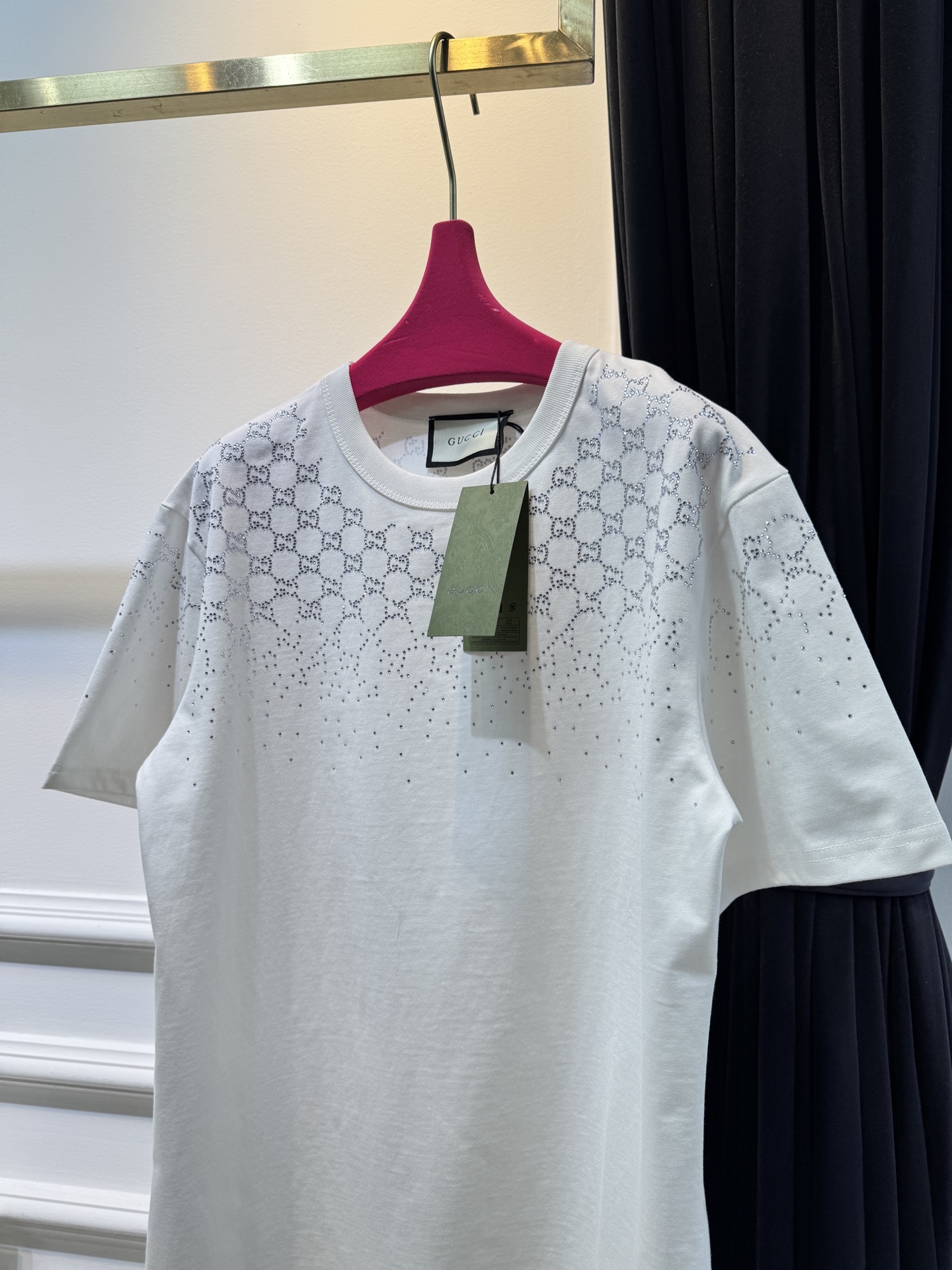 Gucc* GG烫钻短袖T恤采用满印双G图案结合烫钻工艺，从领口向下呈现由密到疏的渐变效果，视觉上有层次