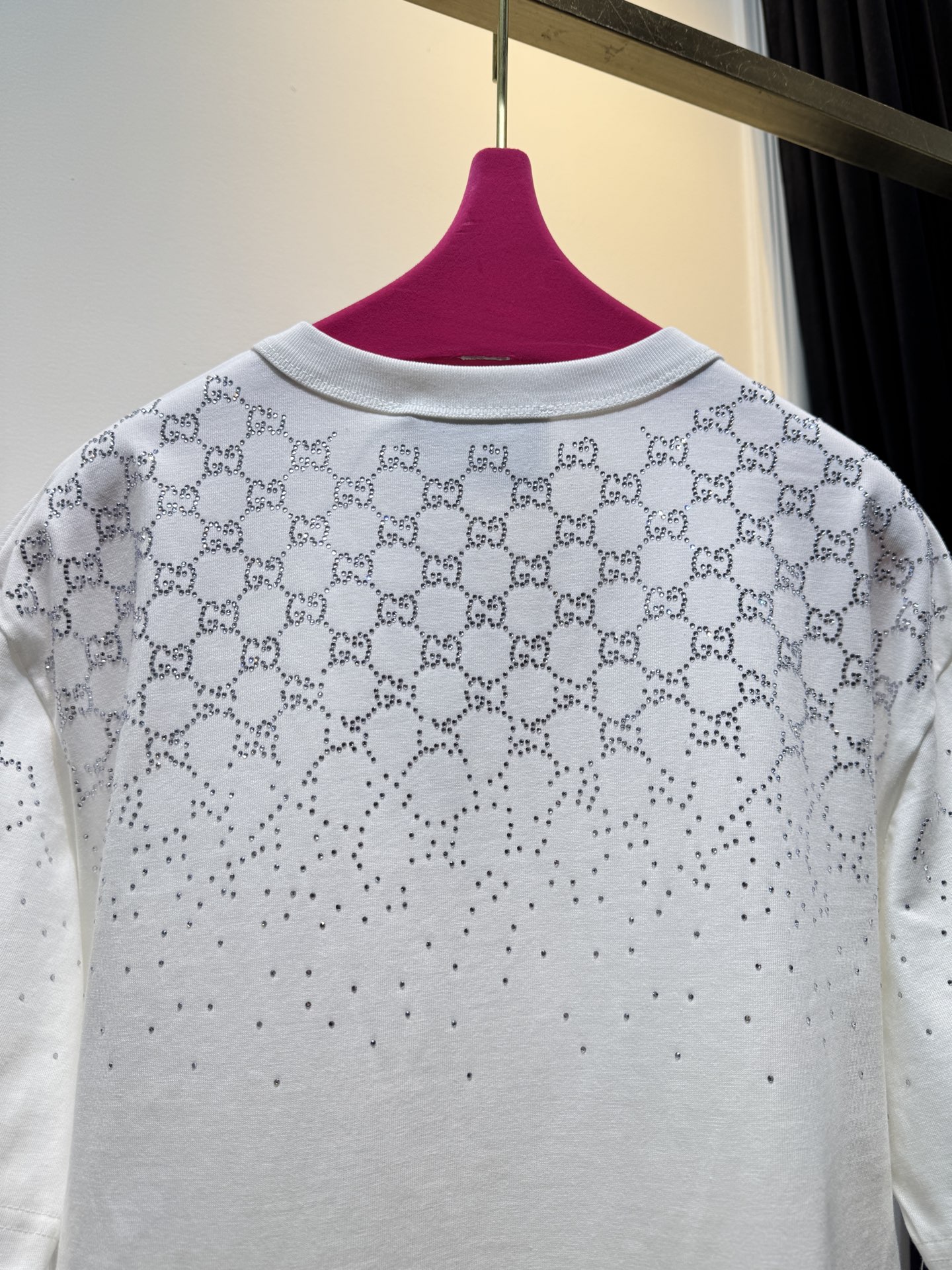 Gucc* GG烫钻短袖T恤采用满印双G图案结合烫钻工艺，从领口向下呈现由密到疏的渐变效果，视觉上有层次