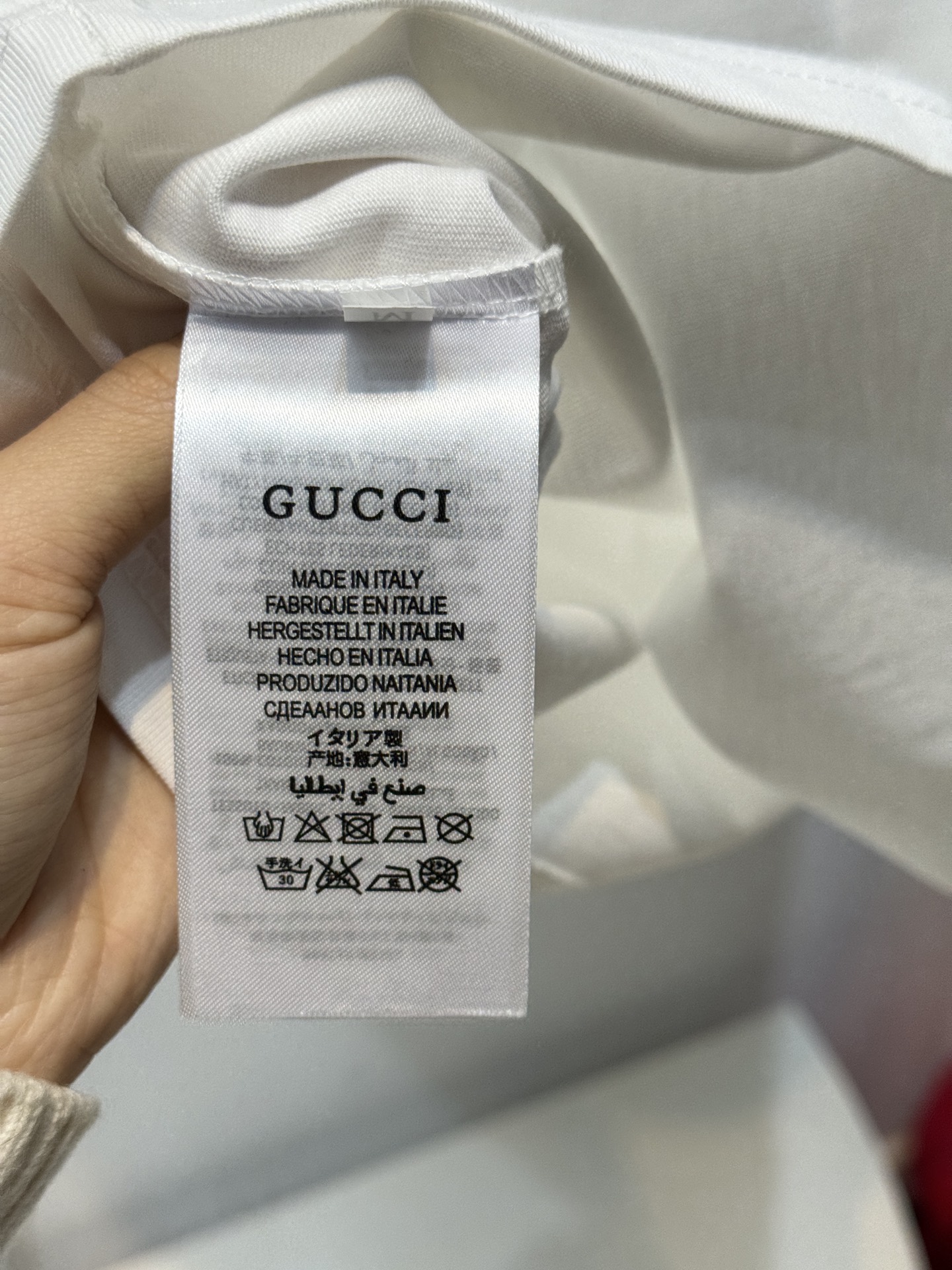 Gucc* GG烫钻短袖T恤采用满印双G图案结合烫钻工艺，从领口向下呈现由密到疏的渐变效果，视觉上有层次