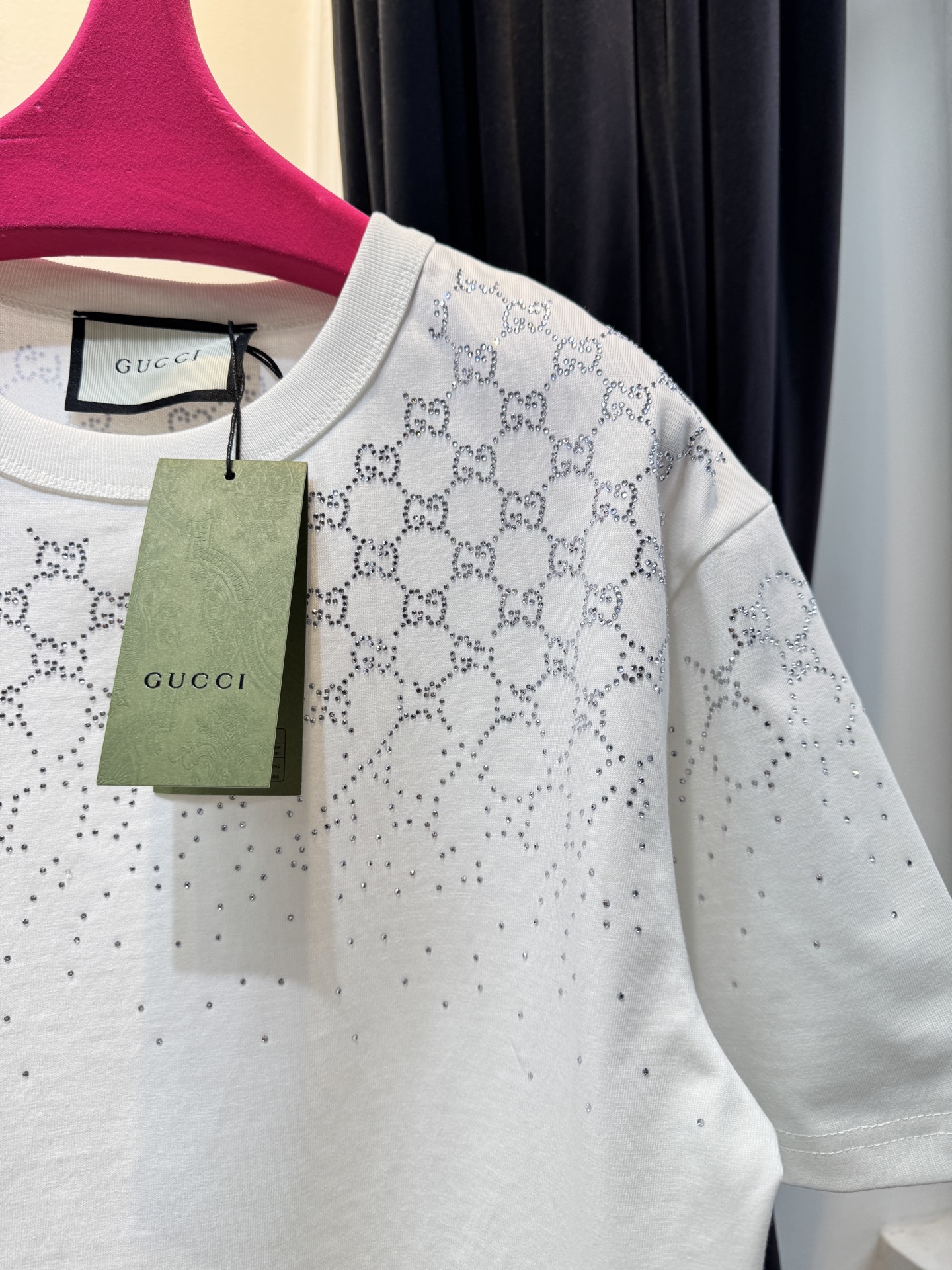 Gucc* GG烫钻短袖T恤采用满印双G图案结合烫钻工艺，从领口向下呈现由密到疏的渐变效果，视觉上有层次