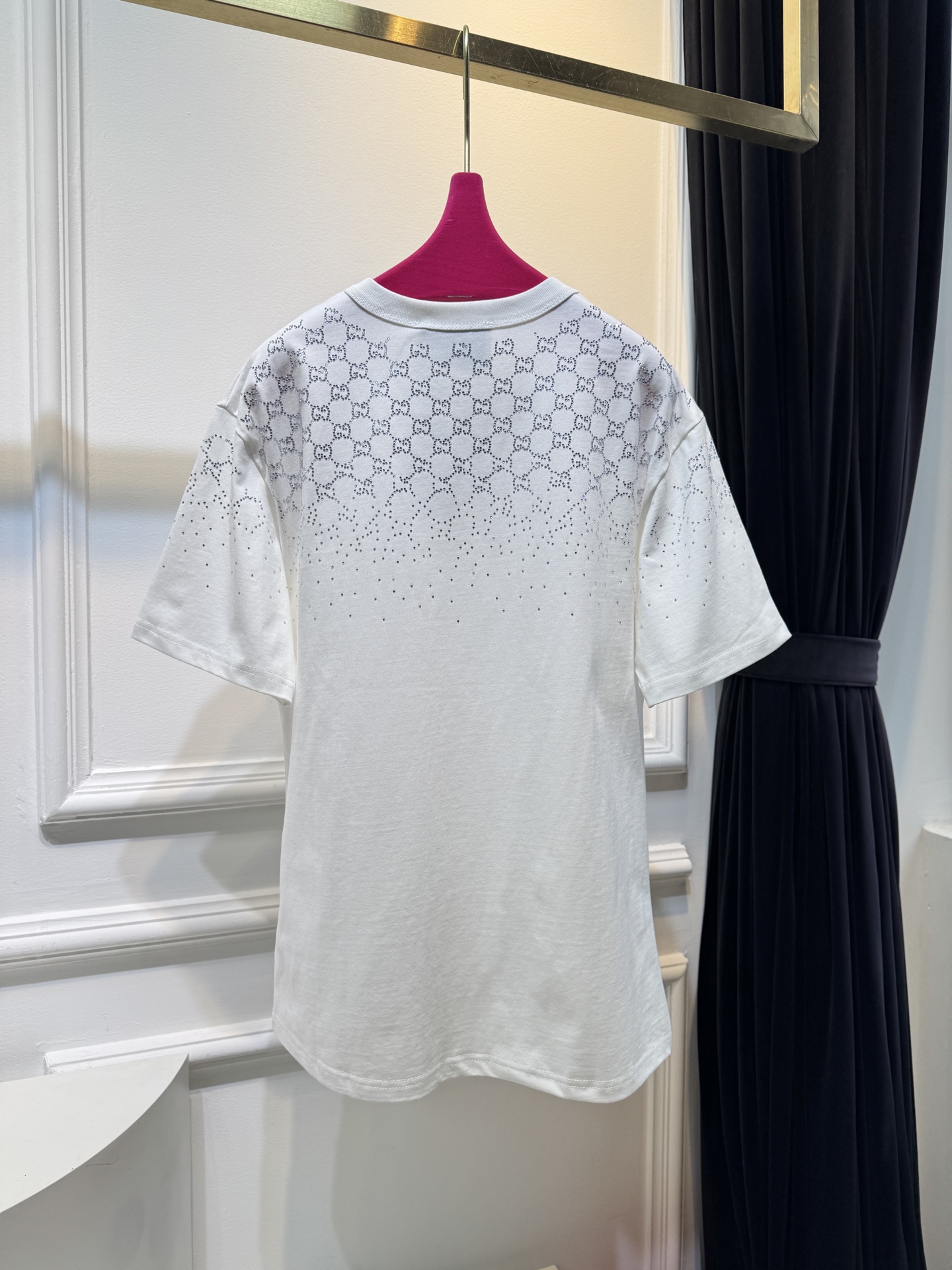 Gucc* GG烫钻短袖T恤采用满印双G图案结合烫钻工艺，从领口向下呈现由密到疏的渐变效果，视觉上有层次