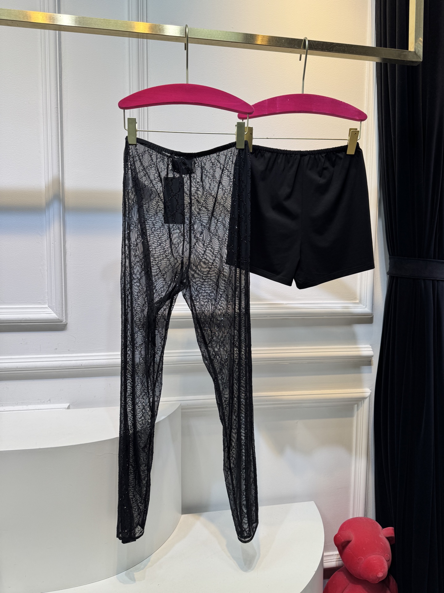 gucc* 饰GG仿水晶薄纱蕾丝紧身裤外层为深棕色蕾丝透视长裤，带有双G暗纹与烫钻点缀，裤脚处的双G烫钻