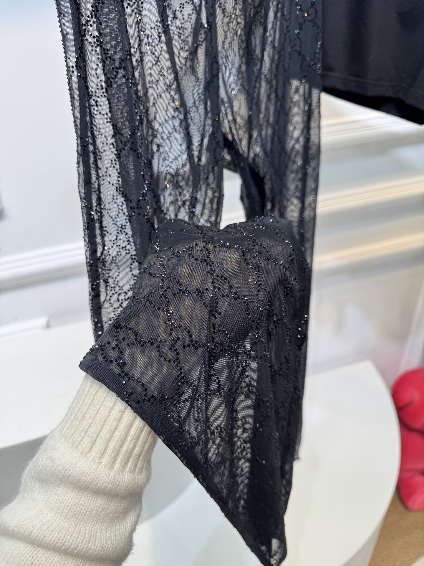 gucc* 饰GG仿水晶薄纱蕾丝紧身裤外层为深棕色蕾丝透视长裤，带有双G暗纹与烫钻点缀，裤脚处的双G烫钻