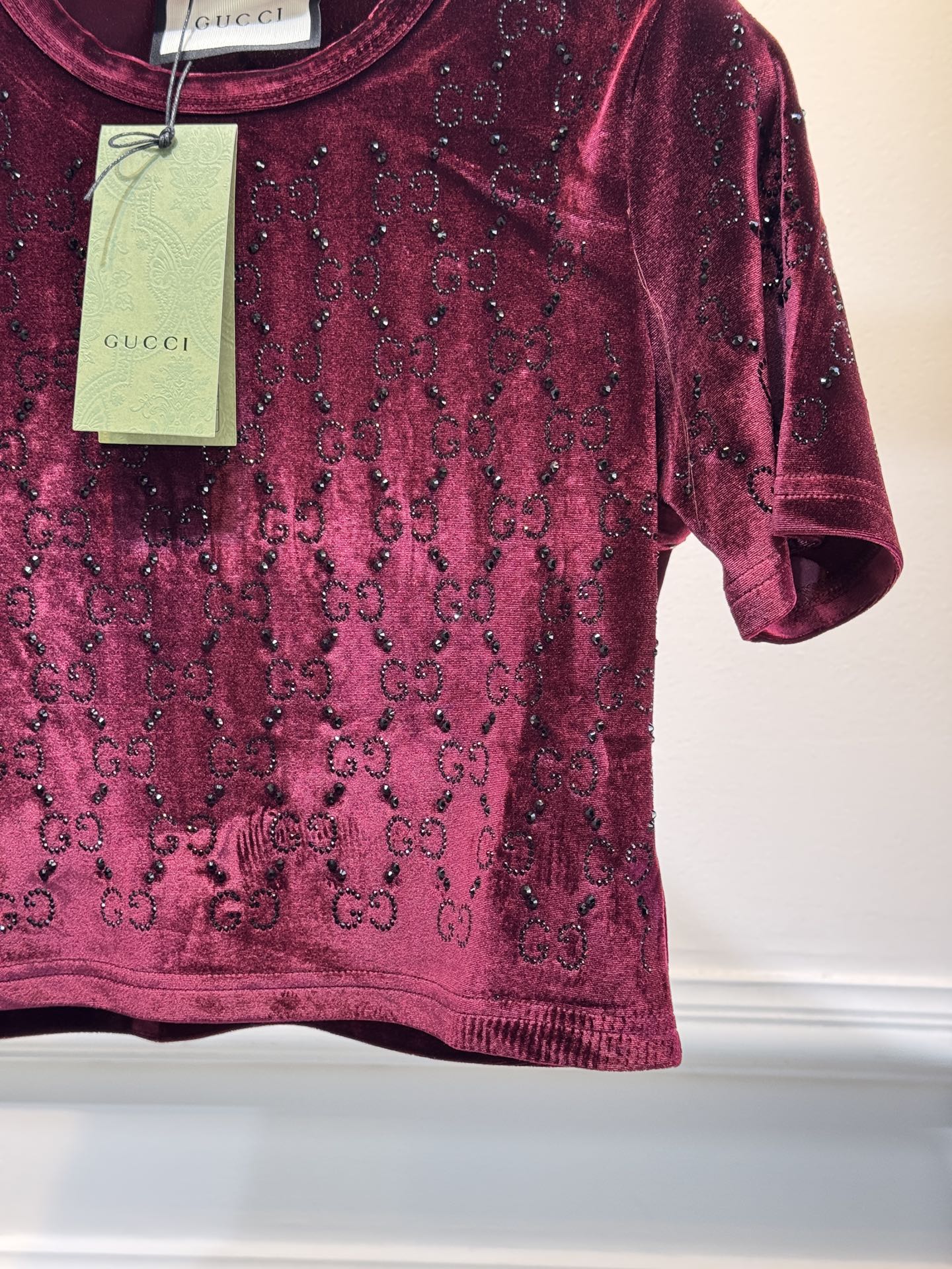 GUCC* 金丝绒烫钻短袖上衣，采用软糯亲肤的金丝绒面料，自带细腻柔光质感；全身满铺品牌标志性双G烫钻图