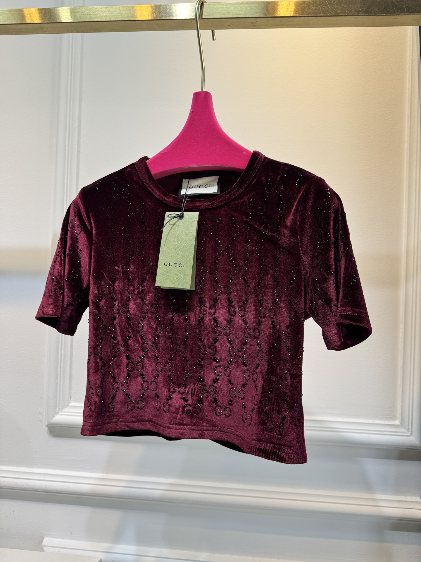 GUCC* 金丝绒烫钻短袖上衣，采用软糯亲肤的金丝绒面料，自带细腻柔光质感；全身满铺品牌标志性双G烫钻图