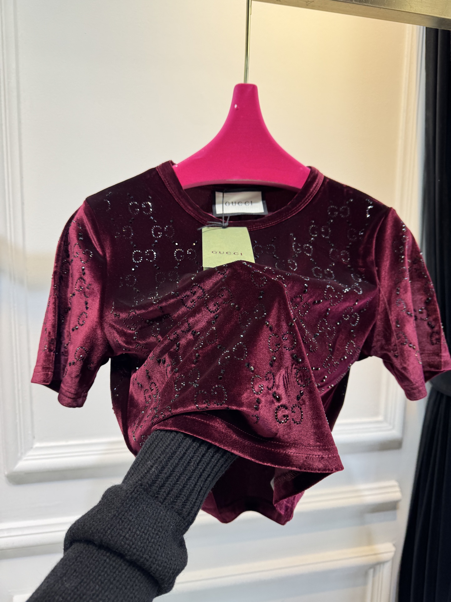 GUCC* 金丝绒烫钻短袖上衣，采用软糯亲肤的金丝绒面料，自带细腻柔光质感；全身满铺品牌标志性双G烫钻图