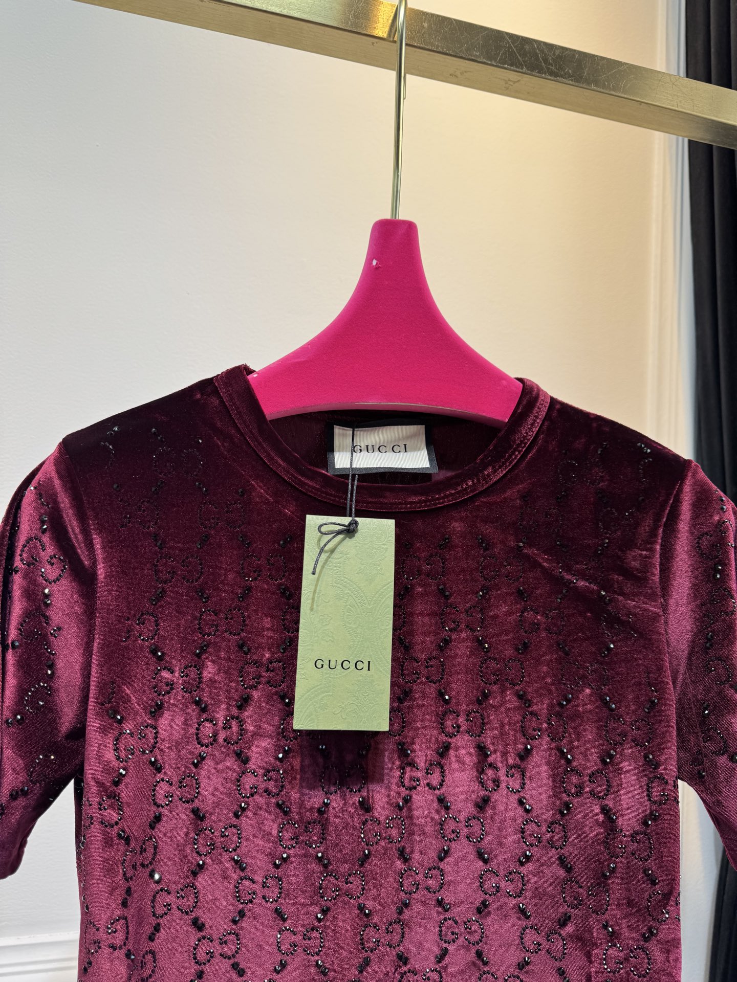 GUCC* 金丝绒烫钻短袖上衣，采用软糯亲肤的金丝绒面料，自带细腻柔光质感；全身满铺品牌标志性双G烫钻图