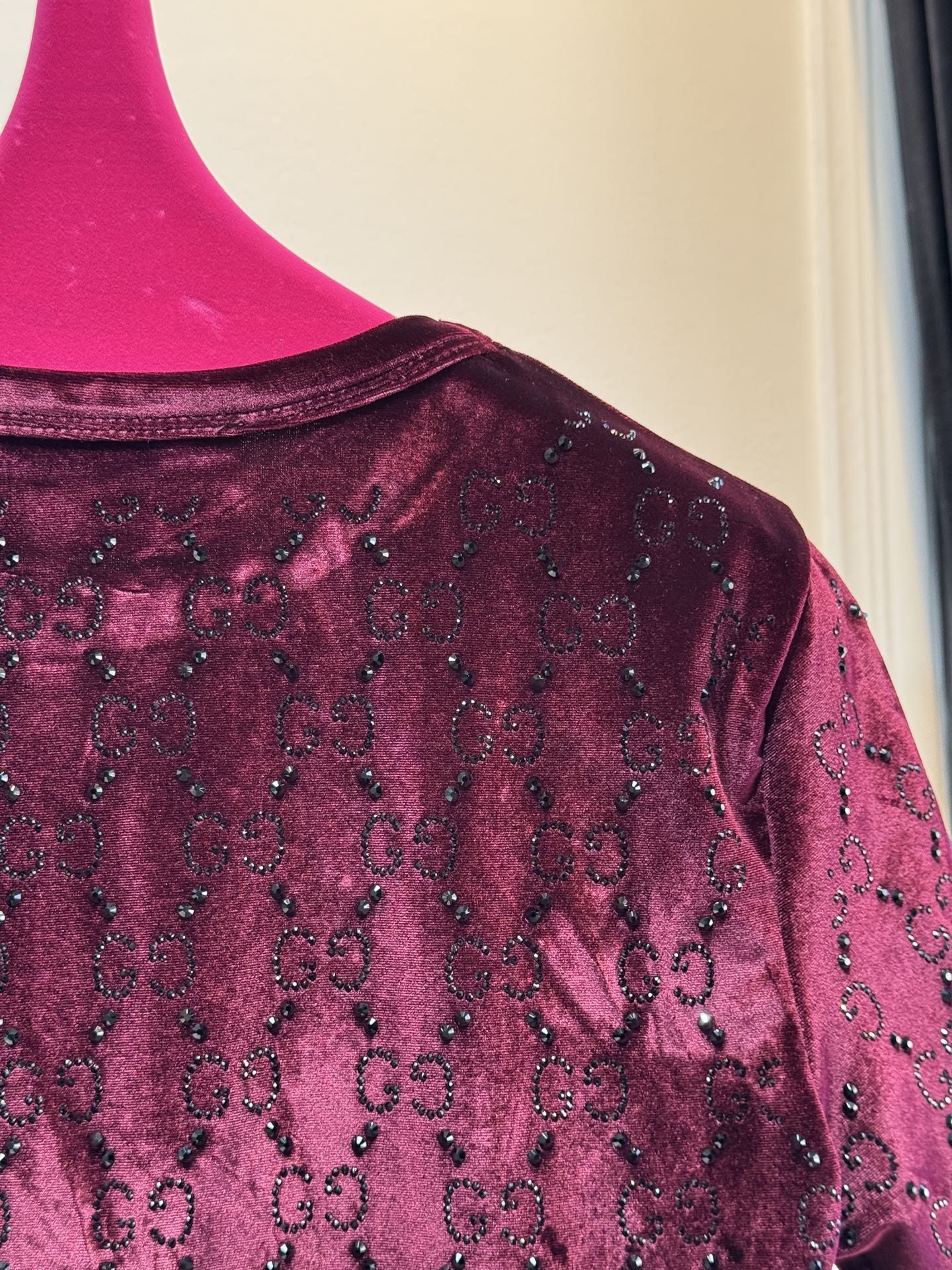 GUCC* 金丝绒烫钻短袖上衣，采用软糯亲肤的金丝绒面料，自带细腻柔光质感；全身满铺品牌标志性双G烫钻图