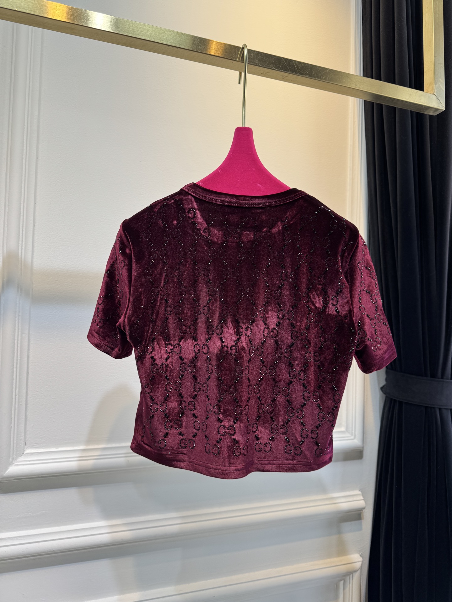 GUCC* 金丝绒烫钻短袖上衣，采用软糯亲肤的金丝绒面料，自带细腻柔光质感；全身满铺品牌标志性双G烫钻图