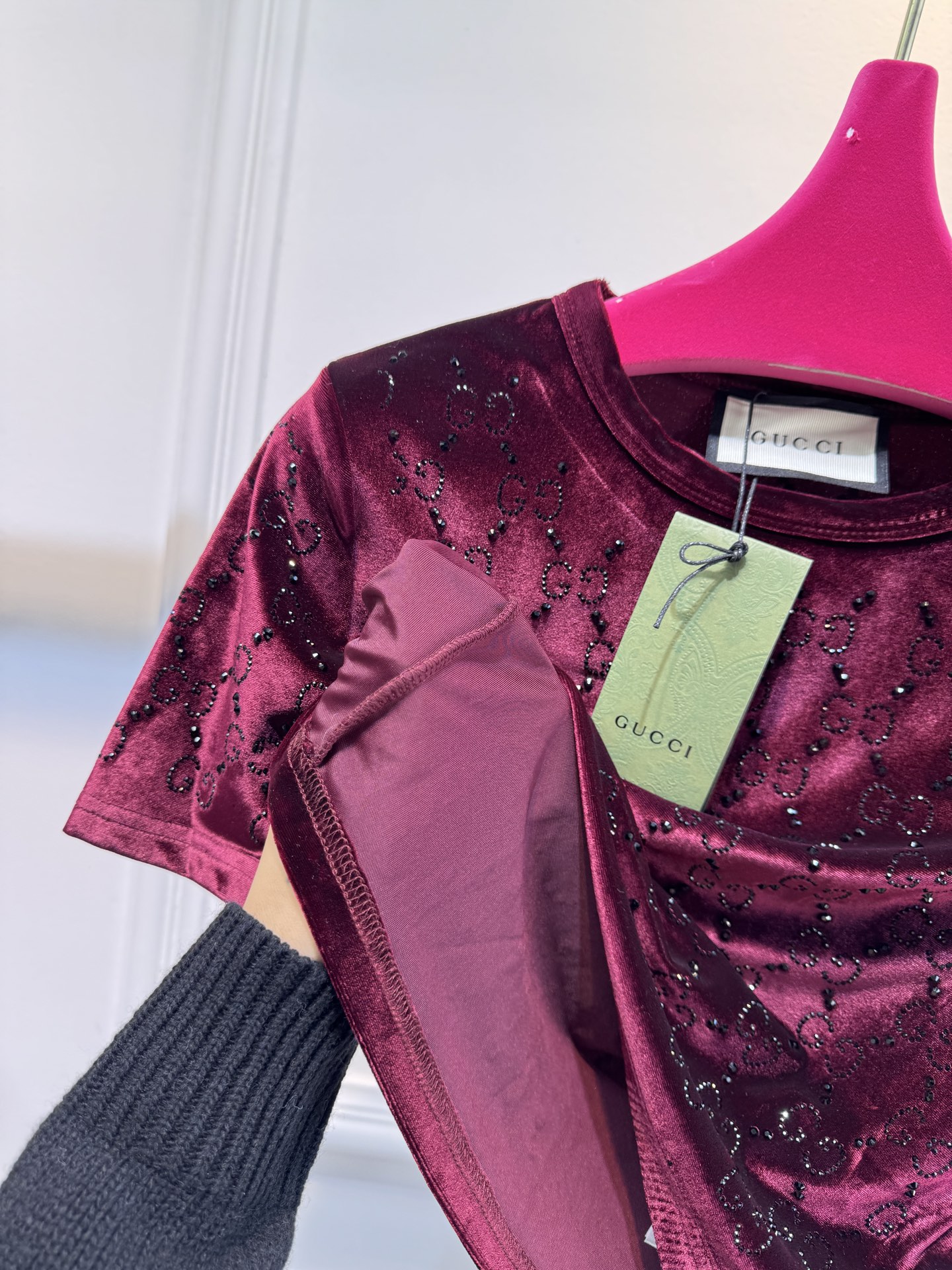 GUCC* 金丝绒烫钻短袖上衣，采用软糯亲肤的金丝绒面料，自带细腻柔光质感；全身满铺品牌标志性双G烫钻图