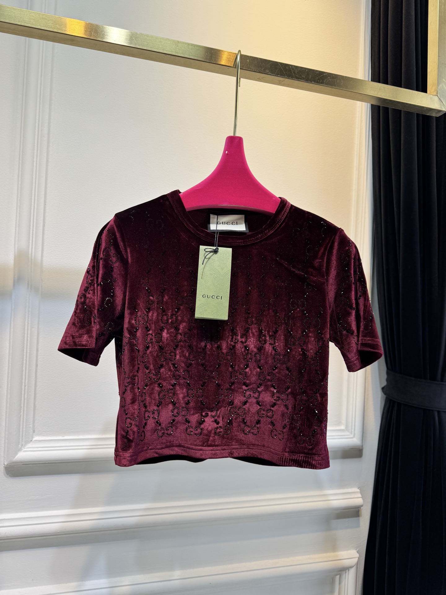 GUCC* 金丝绒烫钻短袖上衣，采用软糯亲肤的金丝绒面料，自带细腻柔光质感；全身满铺品牌标志性双G烫钻图