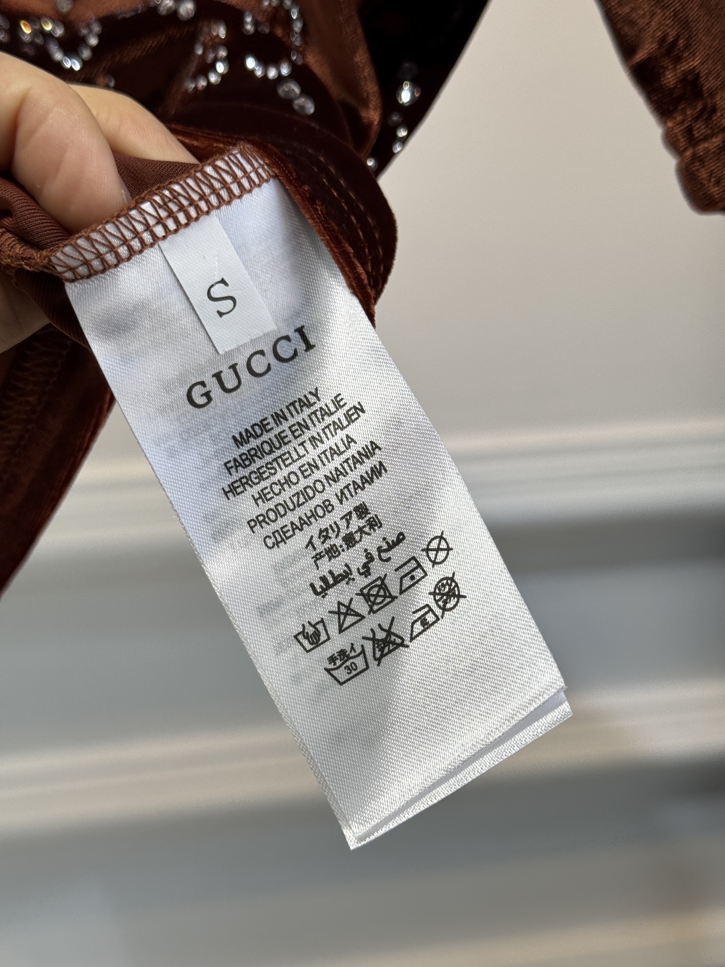 GUCC* 金丝绒烫钻短袖上衣，采用软糯亲肤的金丝绒面料，自带细腻柔光质感；全身满铺品牌标志性双G烫钻图