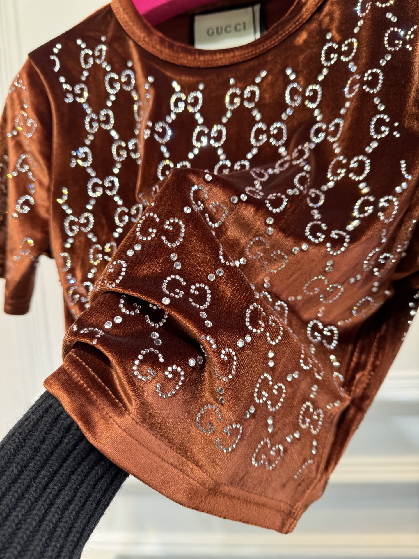 GUCC* 金丝绒烫钻短袖上衣，采用软糯亲肤的金丝绒面料，自带细腻柔光质感；全身满铺品牌标志性双G烫钻图