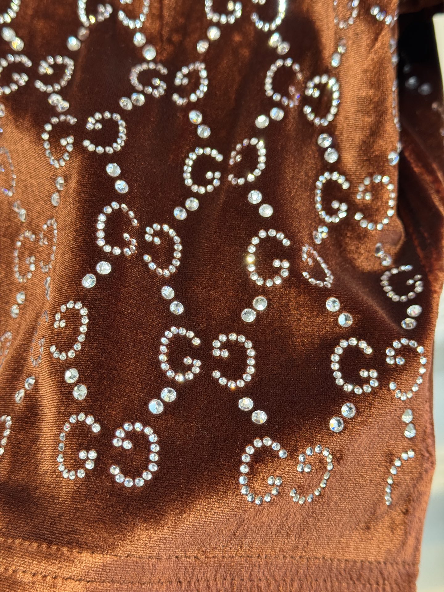 GUCC* 金丝绒烫钻短袖上衣，采用软糯亲肤的金丝绒面料，自带细腻柔光质感；全身满铺品牌标志性双G烫钻图