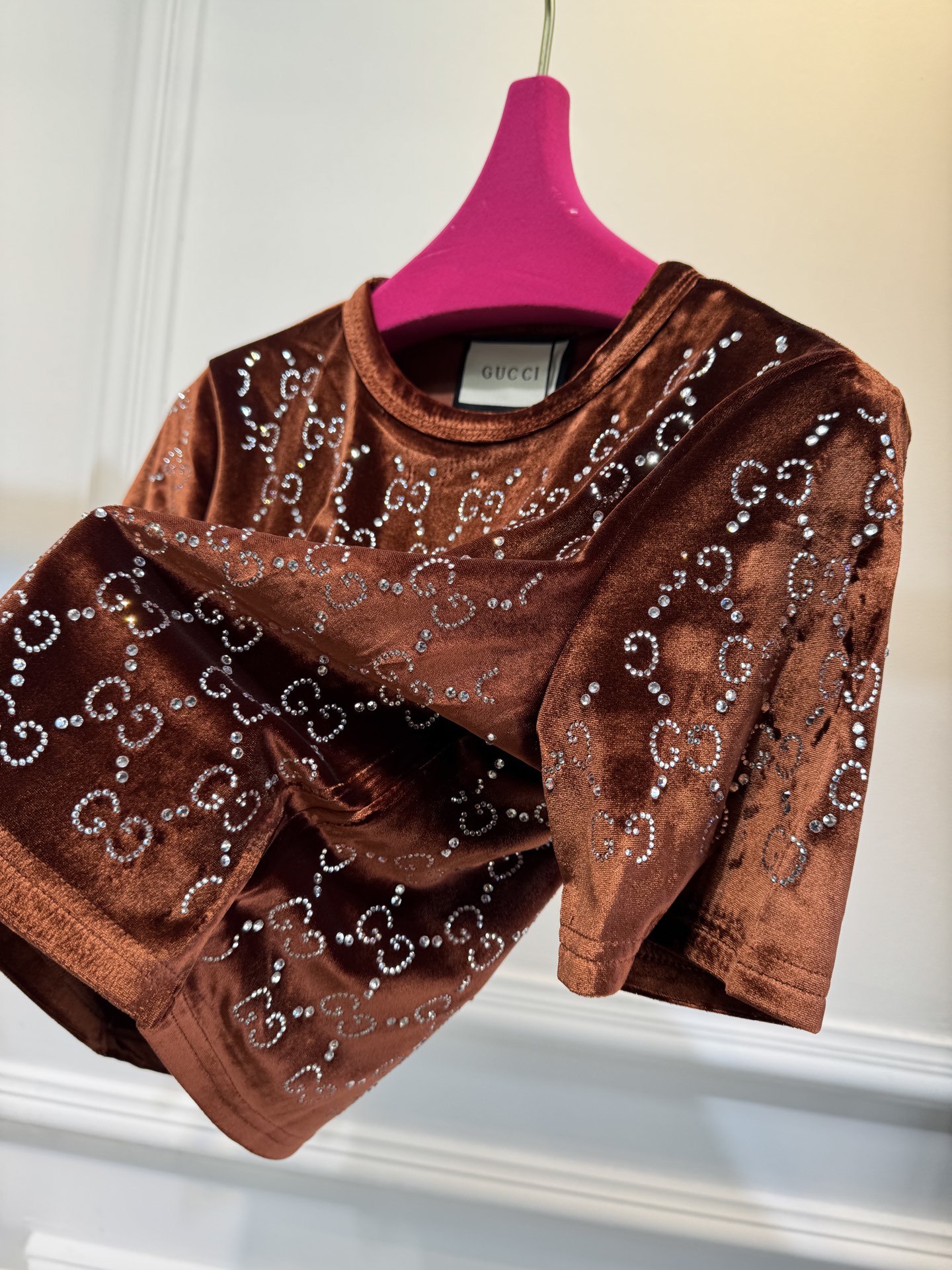 GUCC* 金丝绒烫钻短袖上衣，采用软糯亲肤的金丝绒面料，自带细腻柔光质感；全身满铺品牌标志性双G烫钻图